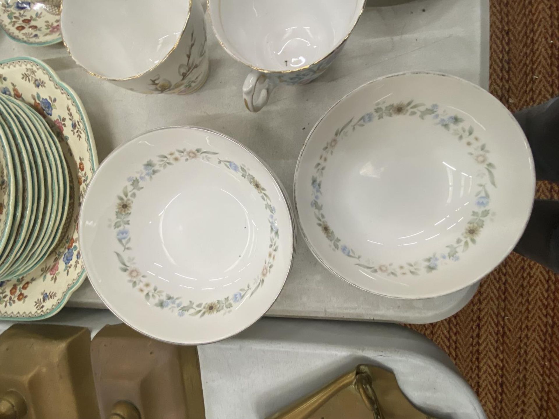 A QUANTITY OF VINTAGE TEAWARE TO INCLUDE COPELAND SPODE 'ROYAL JASMINE' CAKE PLATE, CUPS, SAUCERS - Image 4 of 5
