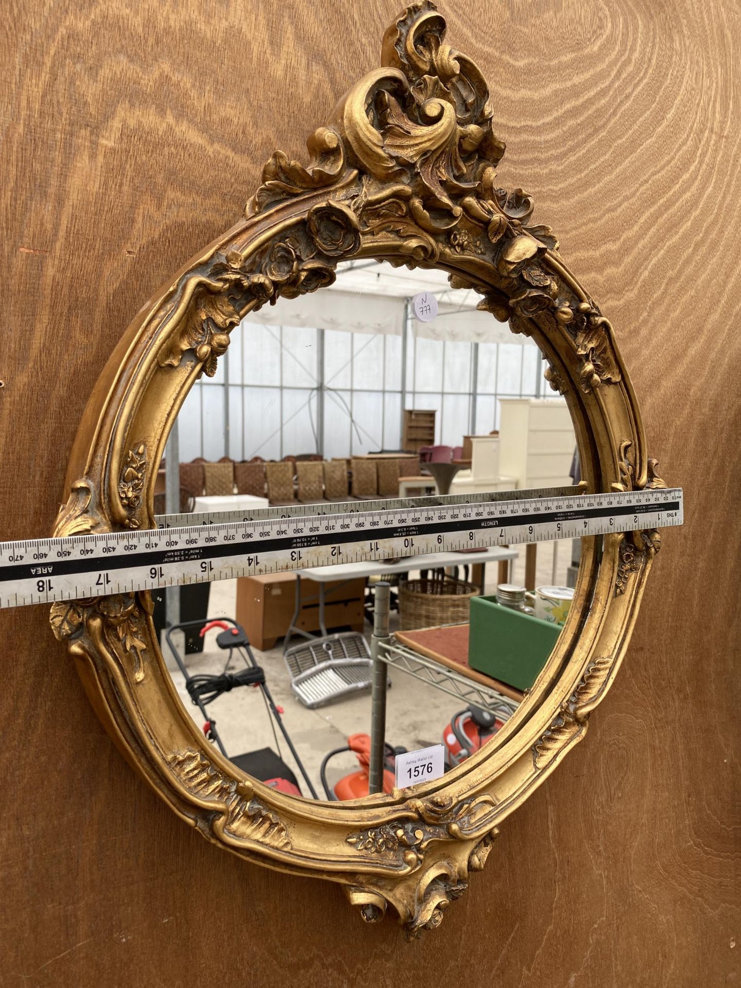 A VINTAGE DECORATIVE CIRCULAR GILT FRAMED WALL MIRROR - Bild 2 aus 2