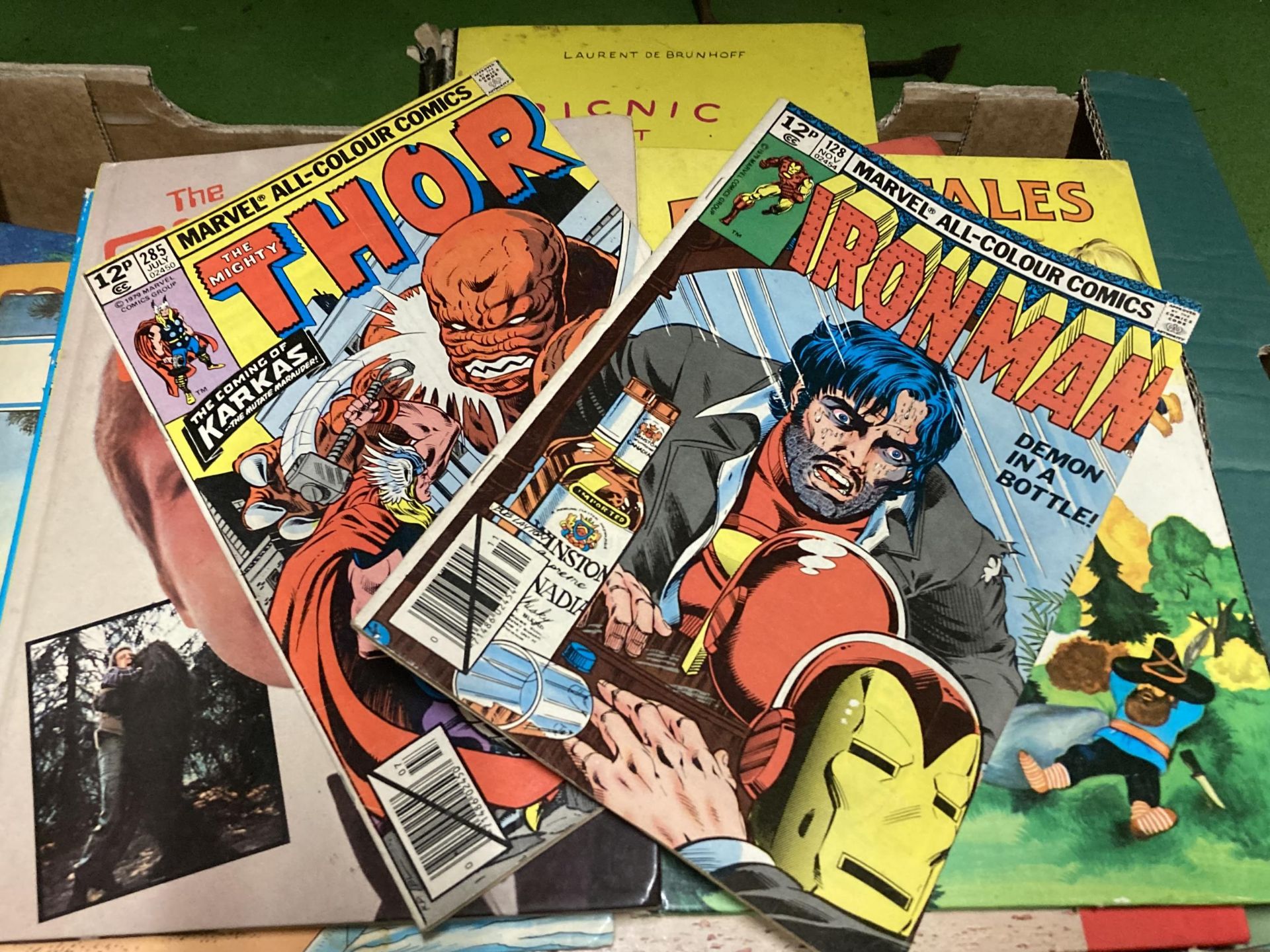 A MIXED LOT OF ITEMS TO INCLUDE THE MIGHTY THOR AND FURTHER COMIC, ANNUALS TO INCLUDE BEANO, - Image 4 of 5