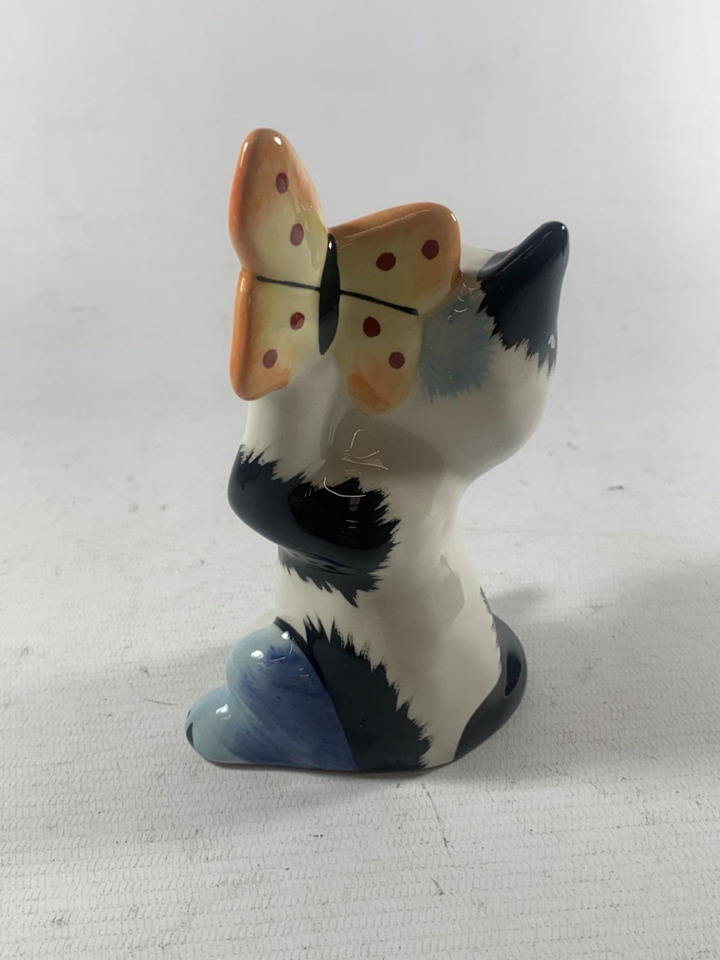 A LORNA BAILEY HAND PAINTED AND SIGNED BUTTERFLY CAT - Bild 2 aus 4