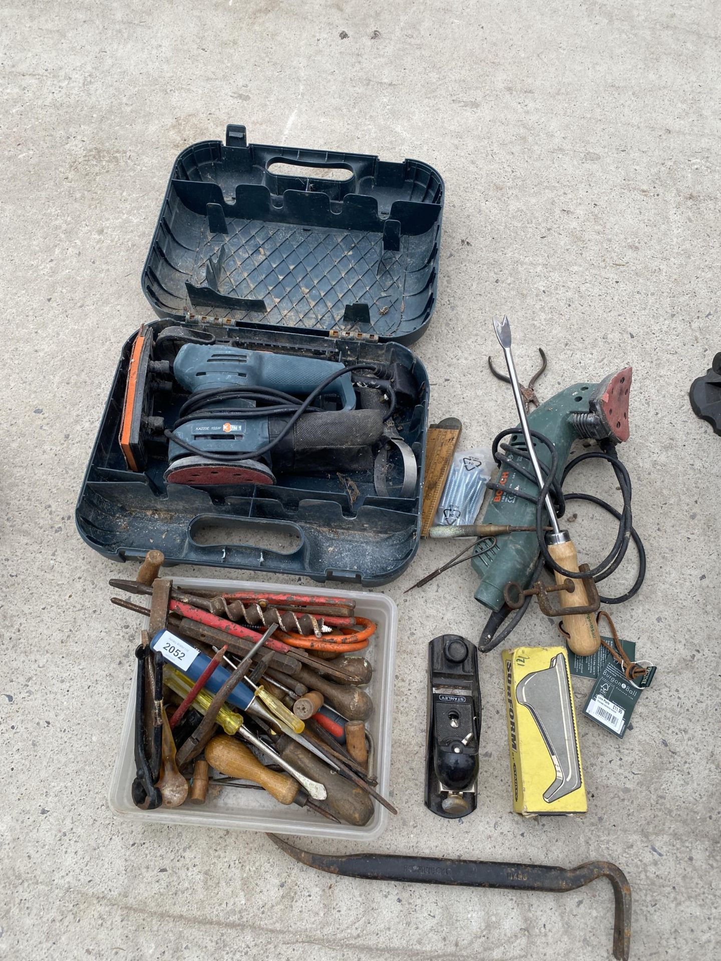 AN ASSORTMENT OF TOOLS TO INCLUDE A ROTARY ELECTRIC SANDER, A BOSCH DETAIL SANDER AND A STANLEY WOOD