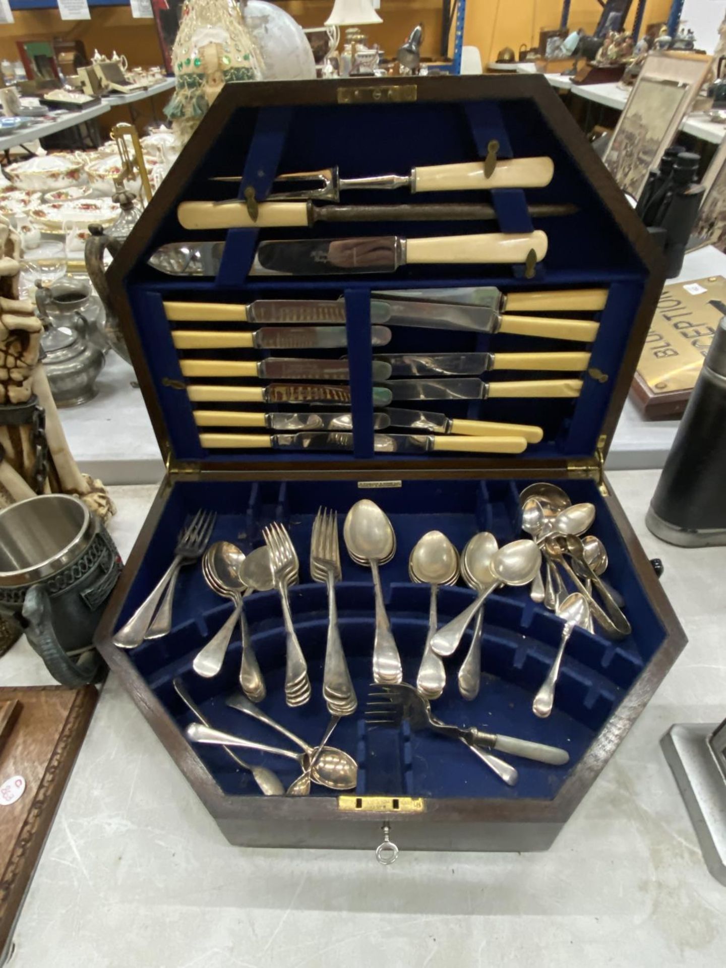 A MAHOGANY CASED CANTEEN OF CUTLERY BY H PIDDUCK & SONS, SOUTHPORT