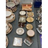 A COLLECTION OF VINTAGE COMPACTS TO INCLUDE STRATTON AND FLAMINGO