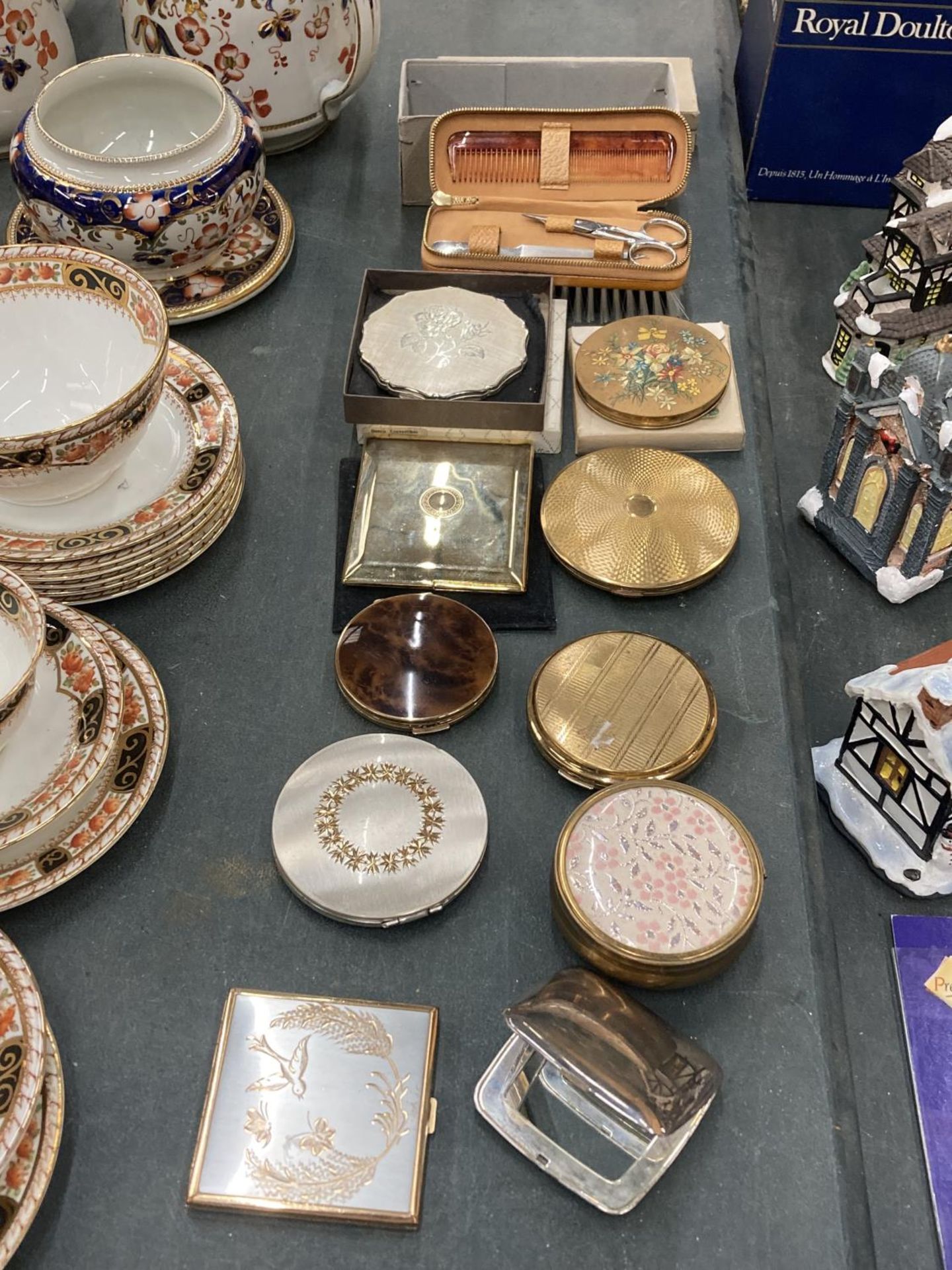 A COLLECTION OF VINTAGE COMPACTS TO INCLUDE STRATTON AND FLAMINGO