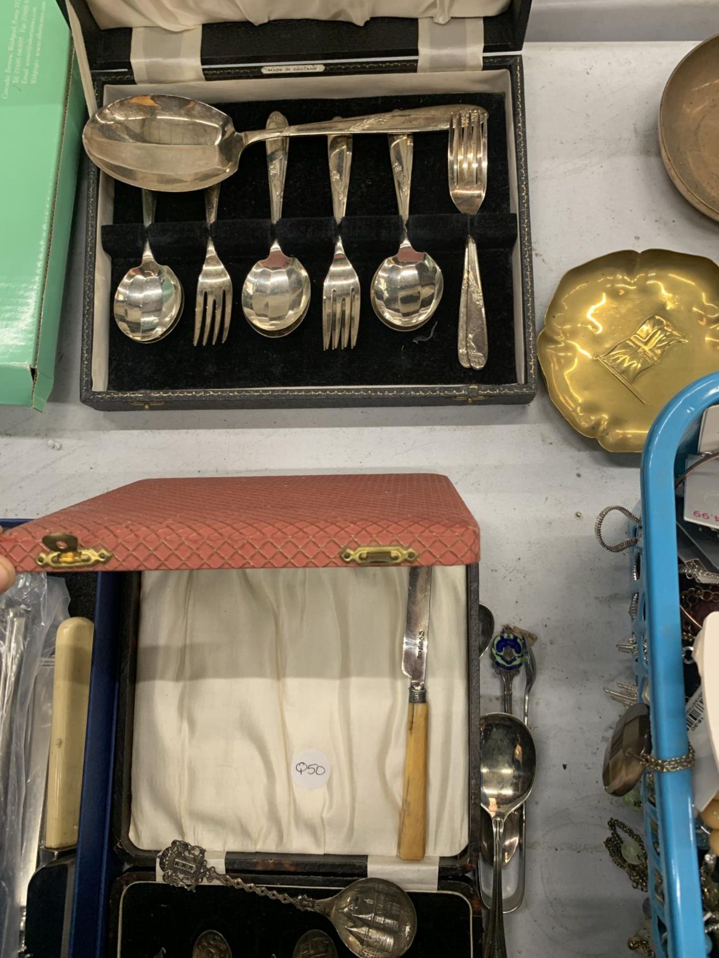 A QUANTITY OF BOXED VINTAGE FLATWARE TO INCLUDE A SET OF ASIAN SPOONS WITH DESIGN TO THE BOWLS AND - Image 3 of 4