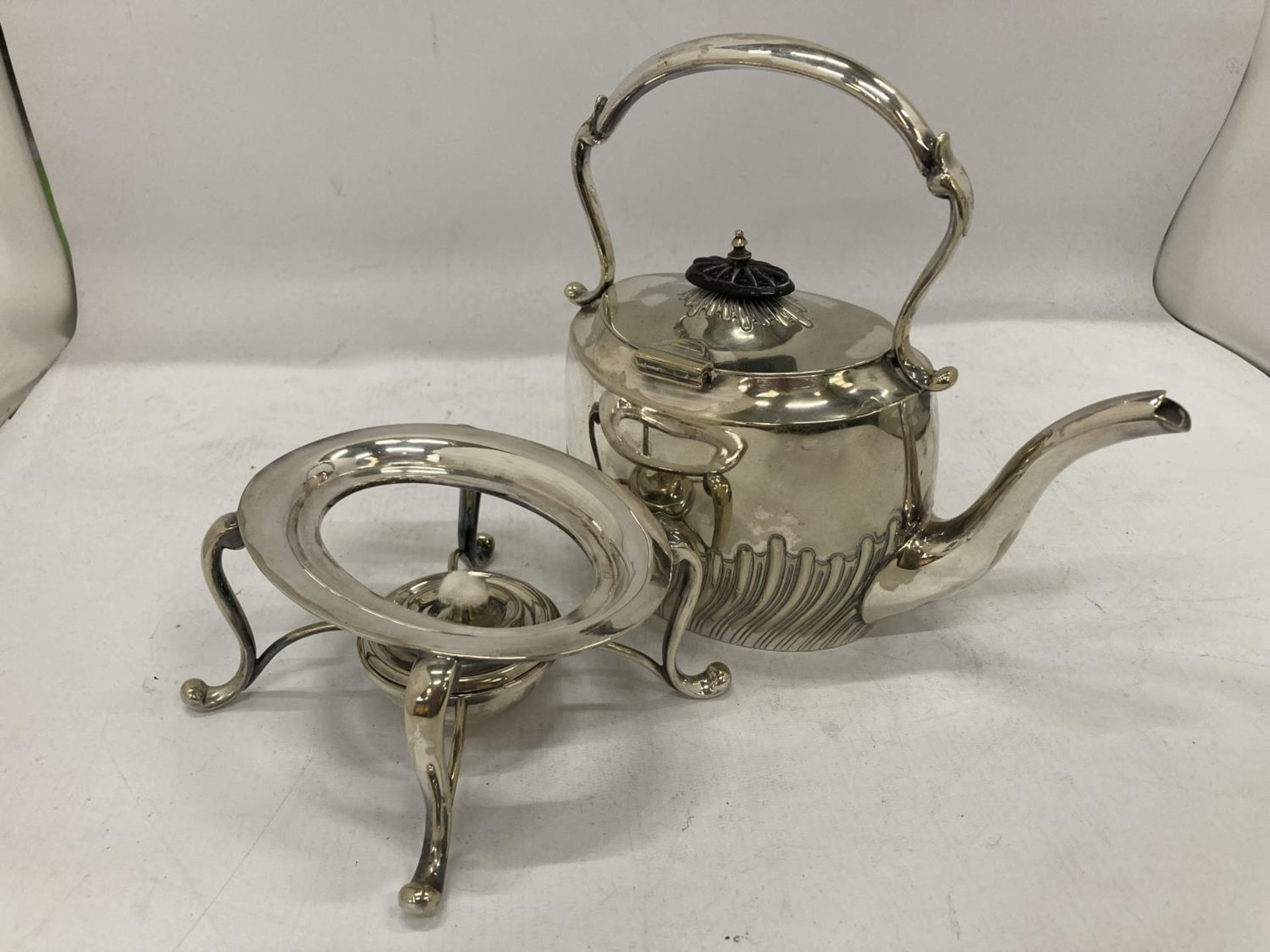 A SILVER PLATED SPIRIT KETTLE AND BURNER - Image 3 of 4