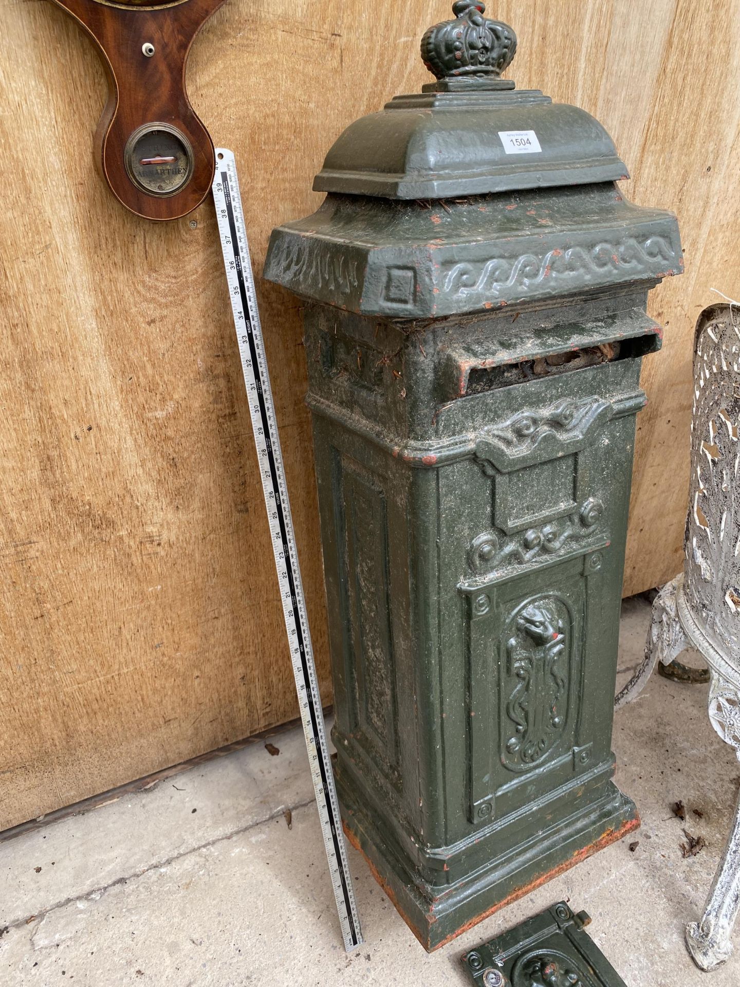 A VINTAGE CAST IRON GREEN GARDEN POST BOX - Image 2 of 4