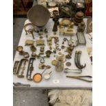 A LARGE QUANTITY OF VINTAGE BRASSWARE TO INCLUDE WEIGHTS, MINIATURE FIRE FENDERS, DOOR FURNITURE,