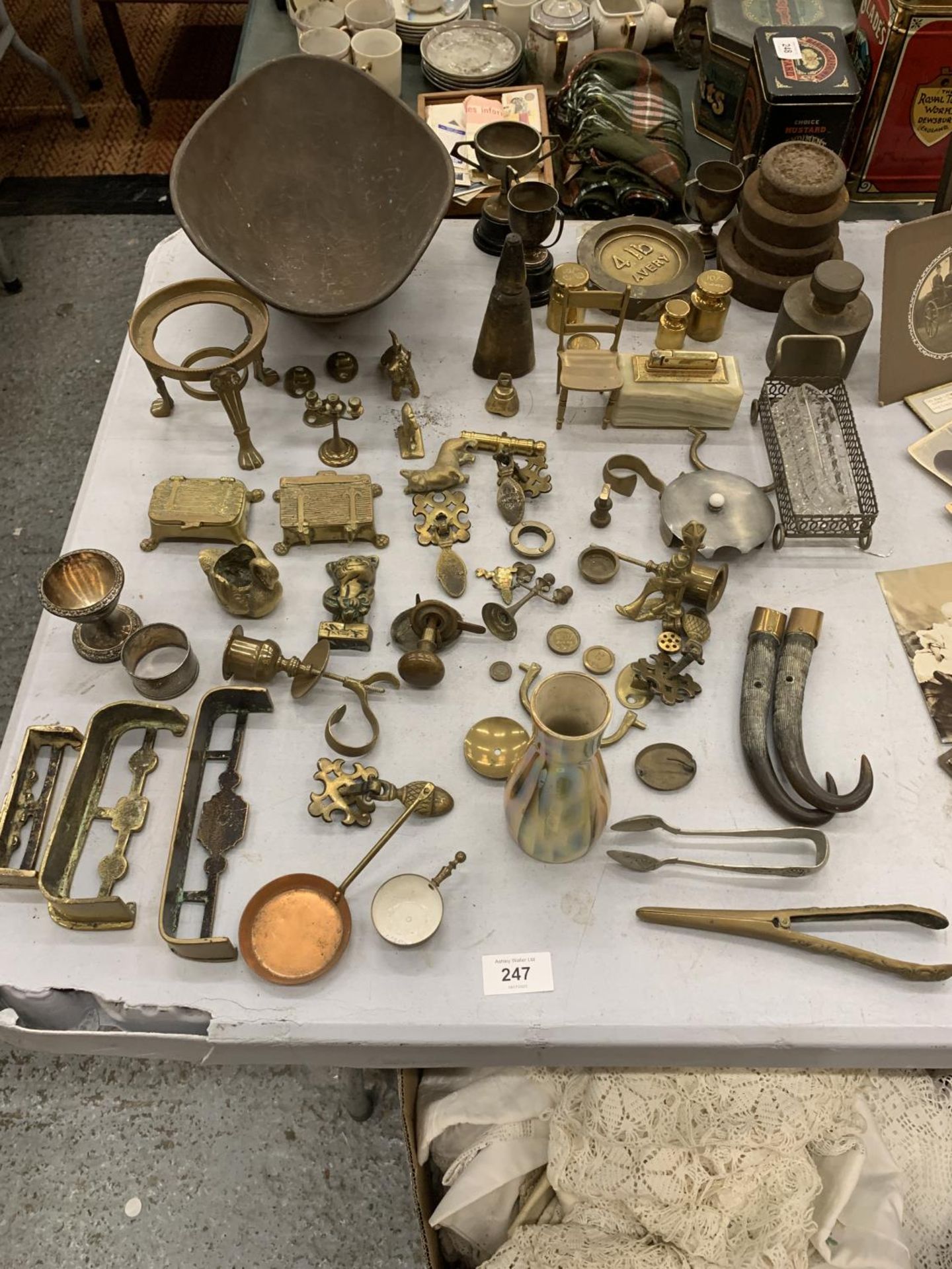 A LARGE QUANTITY OF VINTAGE BRASSWARE TO INCLUDE WEIGHTS, MINIATURE FIRE FENDERS, DOOR FURNITURE,