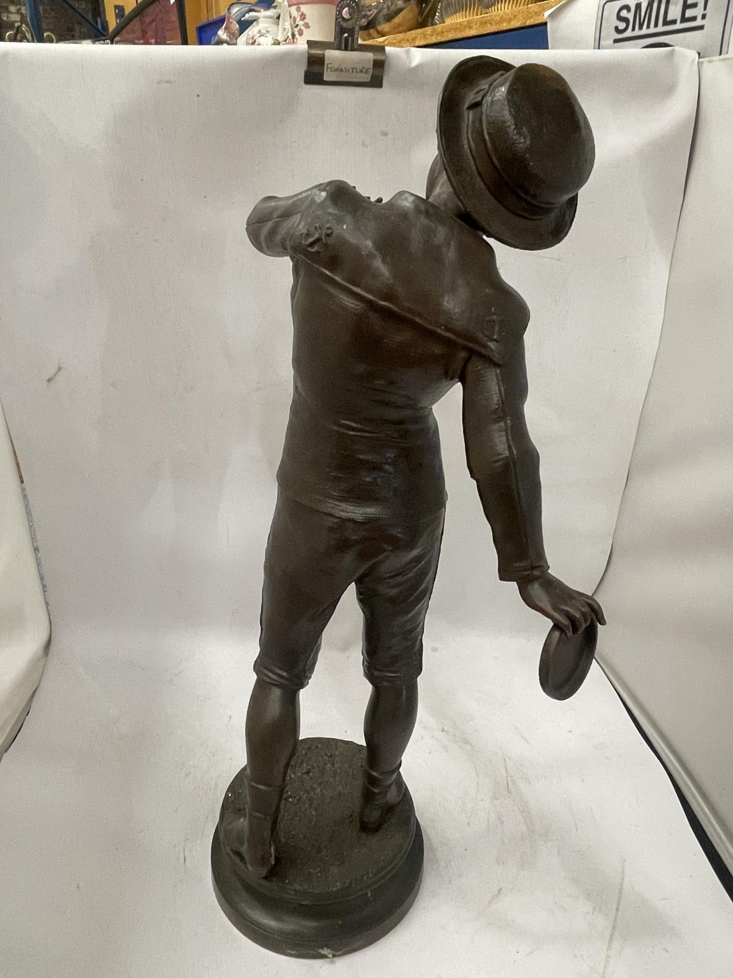 A LARGE SPELTER BOY FIGURE WITH PLAQUE TITLED 'PAN!' , HEIGHT 56CM - Bild 3 aus 5