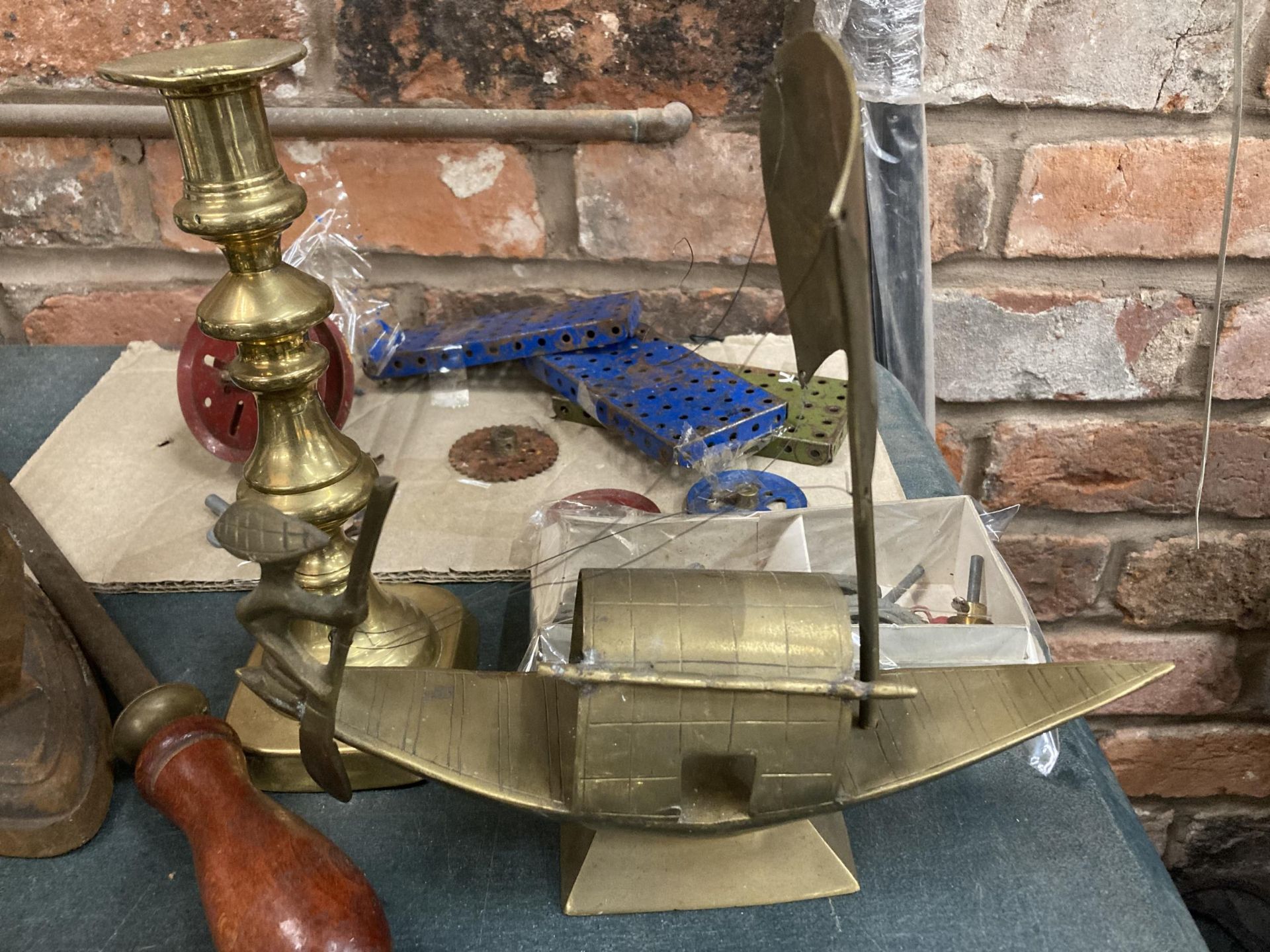 A MIXED LOT OF ITEMS TO INCLUDE BRASS CANDLESTICKS, SILVER PLATED EGG STAND ETC - Image 2 of 5