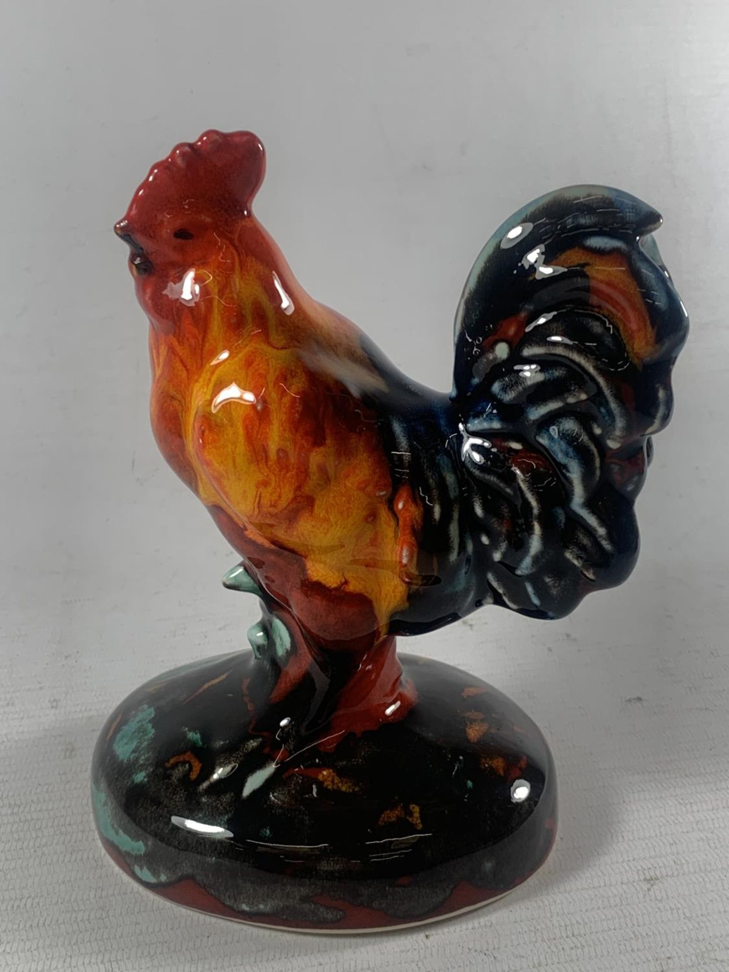AN ANITA HARRIS HAND PAINTED AND SIGNED IN GOLD FIGURE OF A COCKEREL
