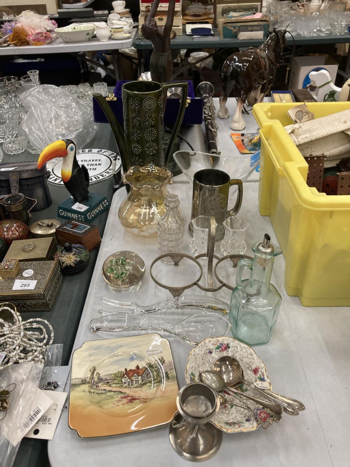 A MIXED LOT TO INCLUDE A GLASSWARE VILLEROY AND BOCH BOWL, OTHER GLASSWARE, CERAMICS, ETC