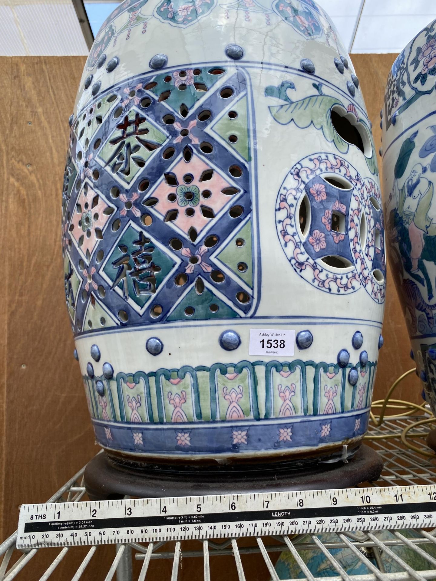 A LARGE ORIENTAL CERAMIC TABLE LAMP WITH WOODEN BASE - Image 5 of 5