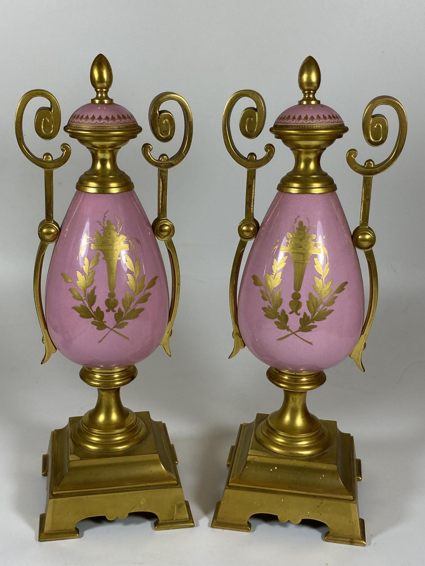 A PAIR OF FRENCH 19TH CENTURY, POSSIBLY SEVRES, PINK PORCELAIN AND BRASS GARNITURE VASES WITH HAND - Image 6 of 9