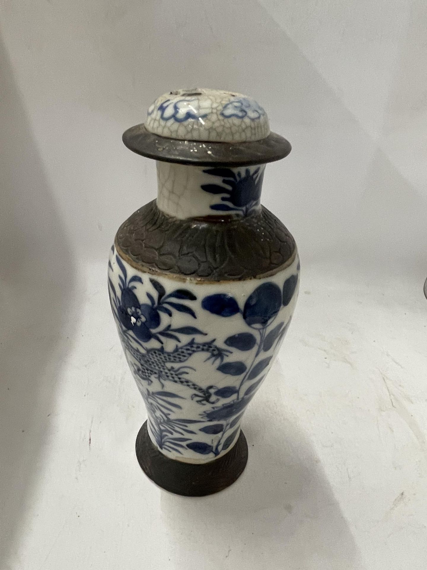 A LATE 19TH CENTURY CHINESE BLUE AND WHITE CRACKLE GLAZE TEMPLE JAR, LID A/F, HEIGHT 28CM - Image 2 of 6