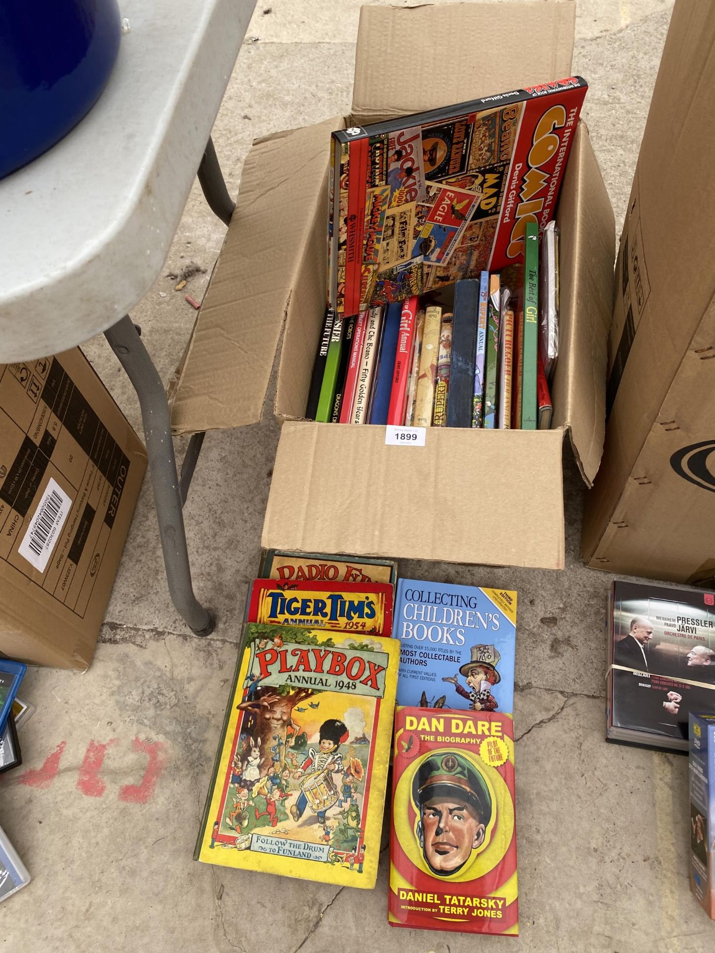 A LARGE ASSORTMENT OF CHILDRENS BOOKS TO INCLUDE ANNUALS ETC