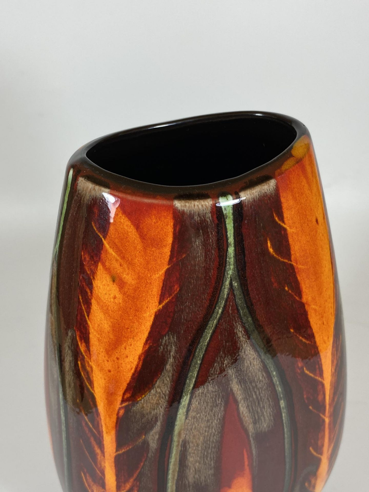 A POOLE POTTERY ORANGE DELPHIS STYLE VASE, HEIGHT 25.5CM - Image 2 of 5