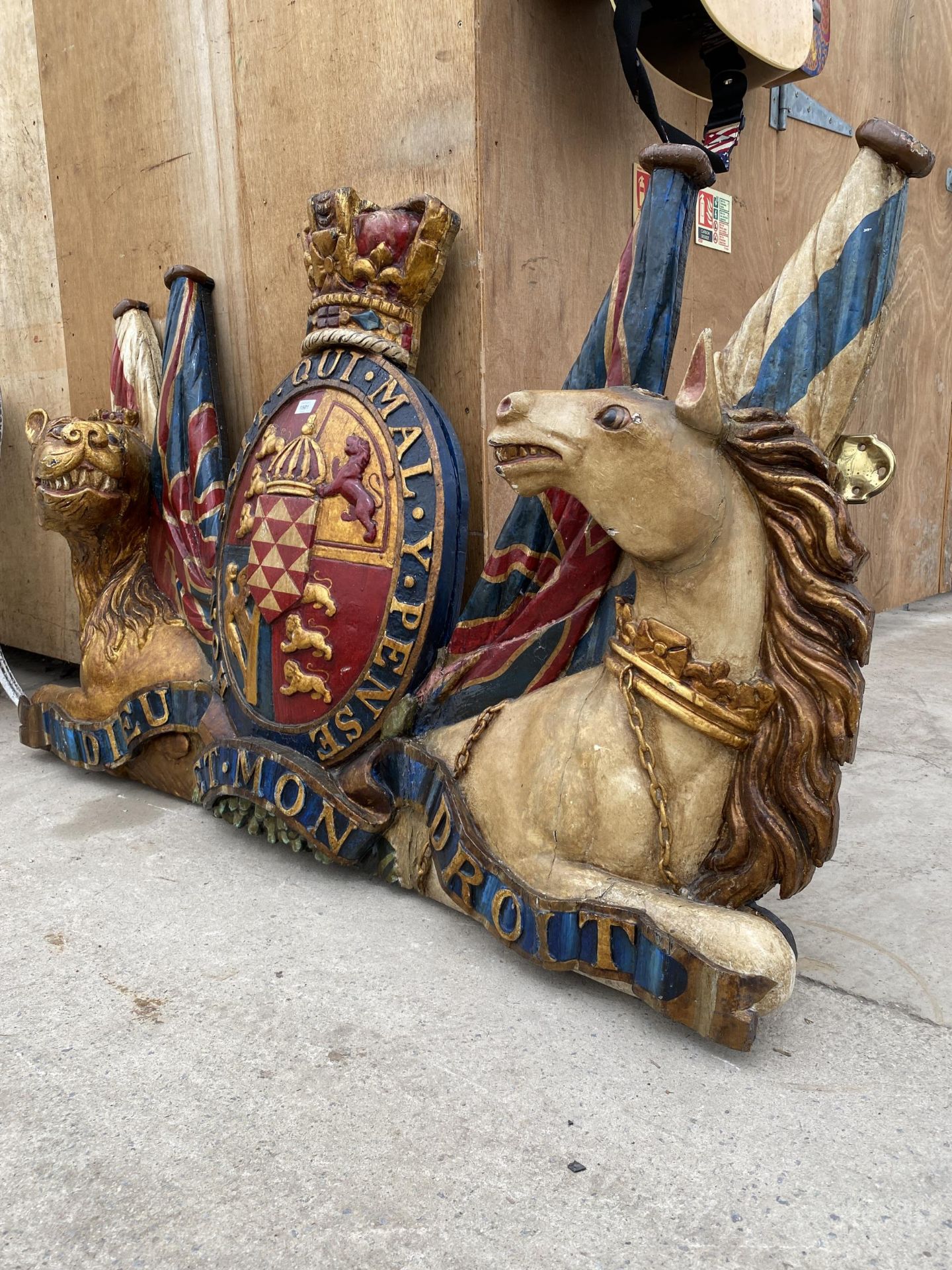 AN UNUSUAL WOODEN CARVED COAT OF ARMS PLAQUE WITH LION AND HORSE DECORATION (L:150CM H:96CM) - Image 2 of 9