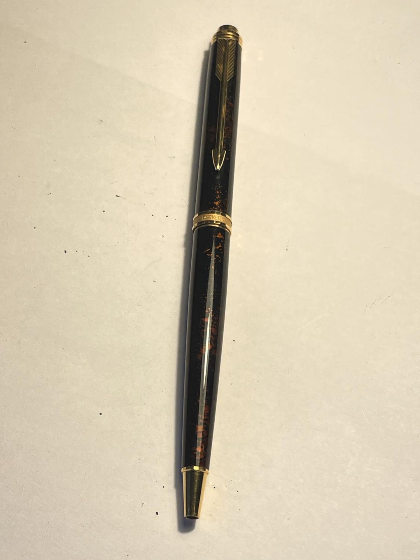 FOUR VARIOUS PENS TO INCLUDE A CASED WATERMAN FOUNTAIN PEN WITH 18 CARAT GOLD NIB, A PARKER BIRO, - Image 5 of 7