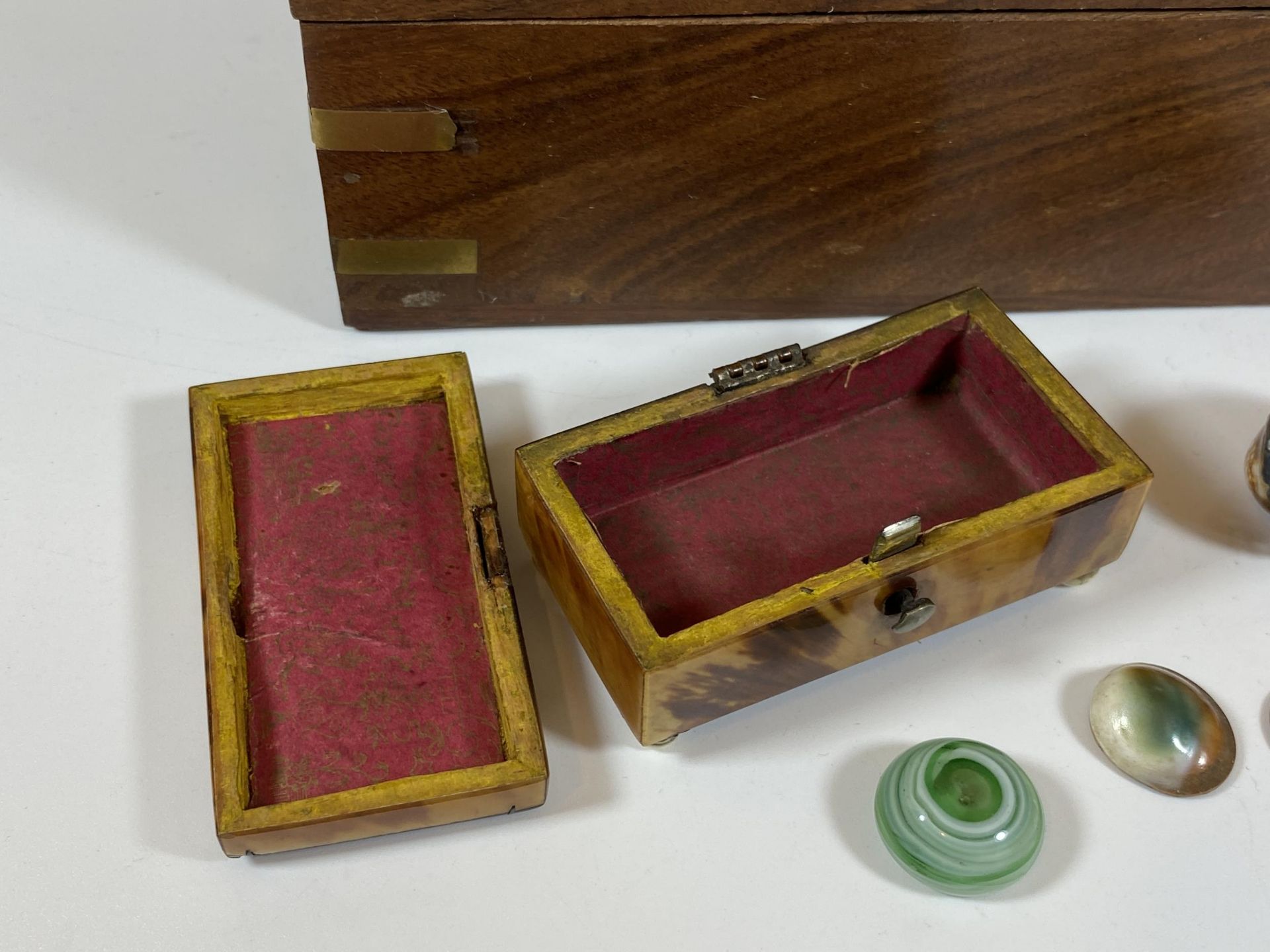 A MIXED LOT TO INCLUDE CARVED WOODEN BOX, TORTOISESHELL EFFECT BOX (A/F), HALLMARKED SILVER SMOKY - Image 6 of 6