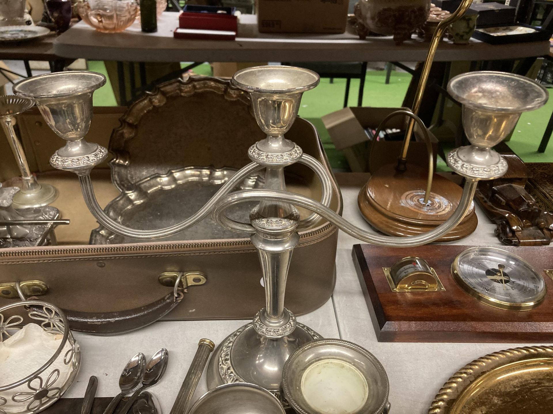 A MIXED LOT TO INCLUDE SILVER PLATED CANDLEABRA, SALVER, FURTHER ITEMS ETC - Image 5 of 5