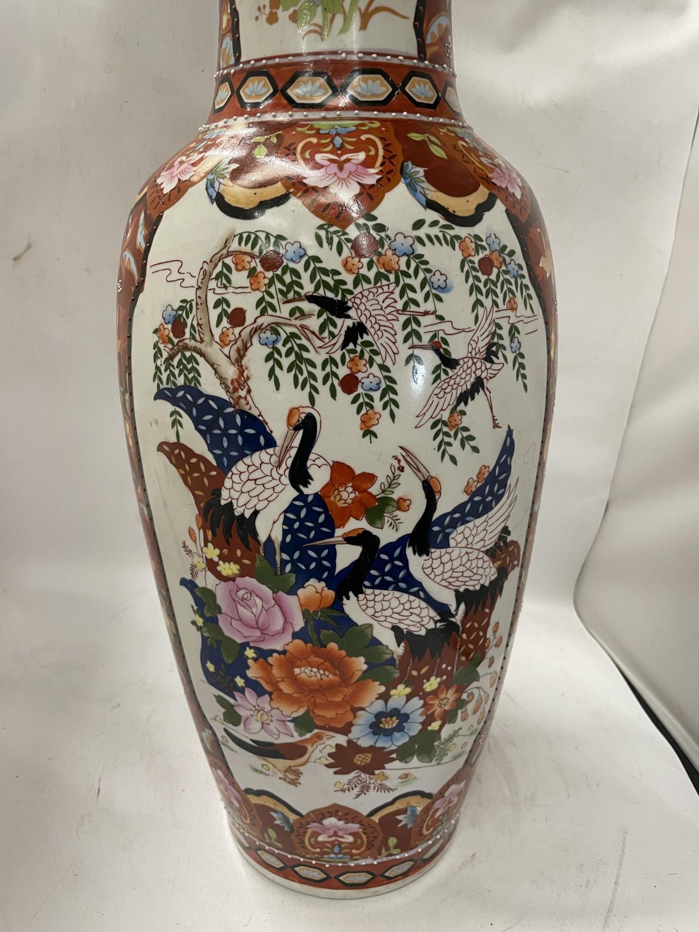 A LARGE ORIENTAL FLOOR VASE WITH HERON DESIGN, HEIGHT 60CM - Image 2 of 4