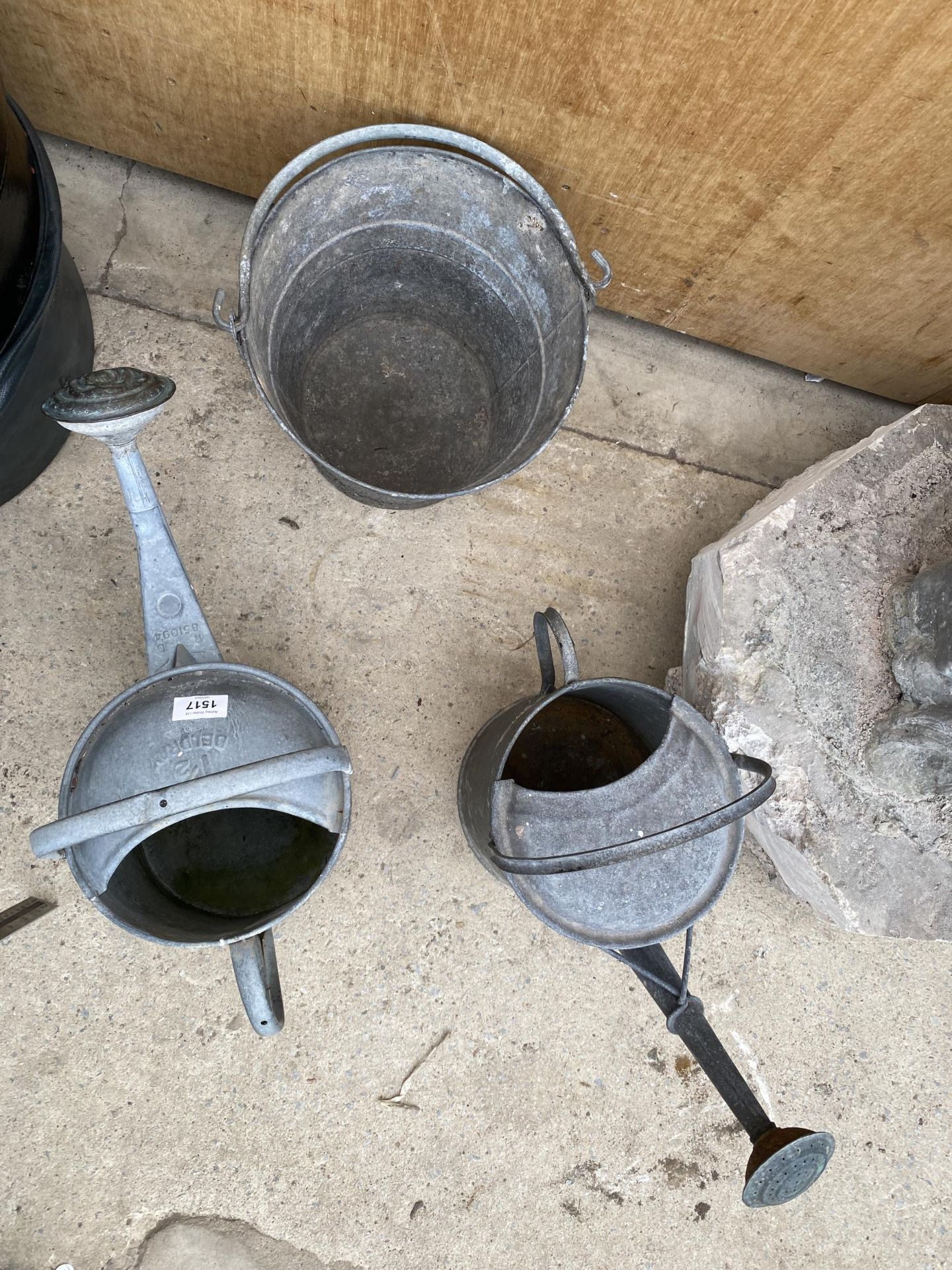 A GALVANISED BUCKET AND TWO GALVANISED WATERING CANS TO INCLUDE A BELDRAY WATERING CAN - Image 3 of 3