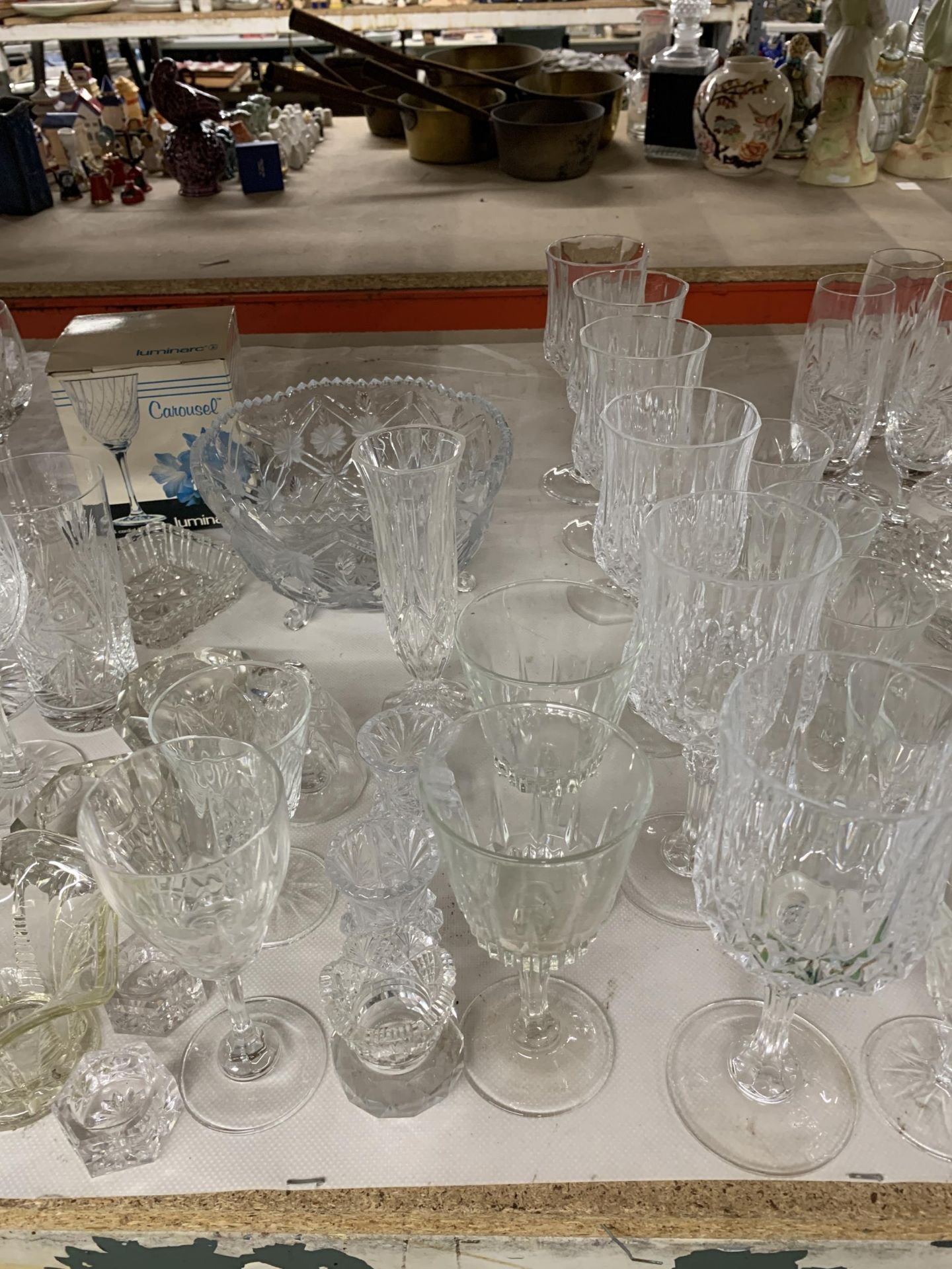 A LARGE COLLECTION OF CUT AND FURTHER GLASSWARE TO INCLUDE CHAMPAGNE FLUTES, WINE GLASSES, VASES, - Image 3 of 6