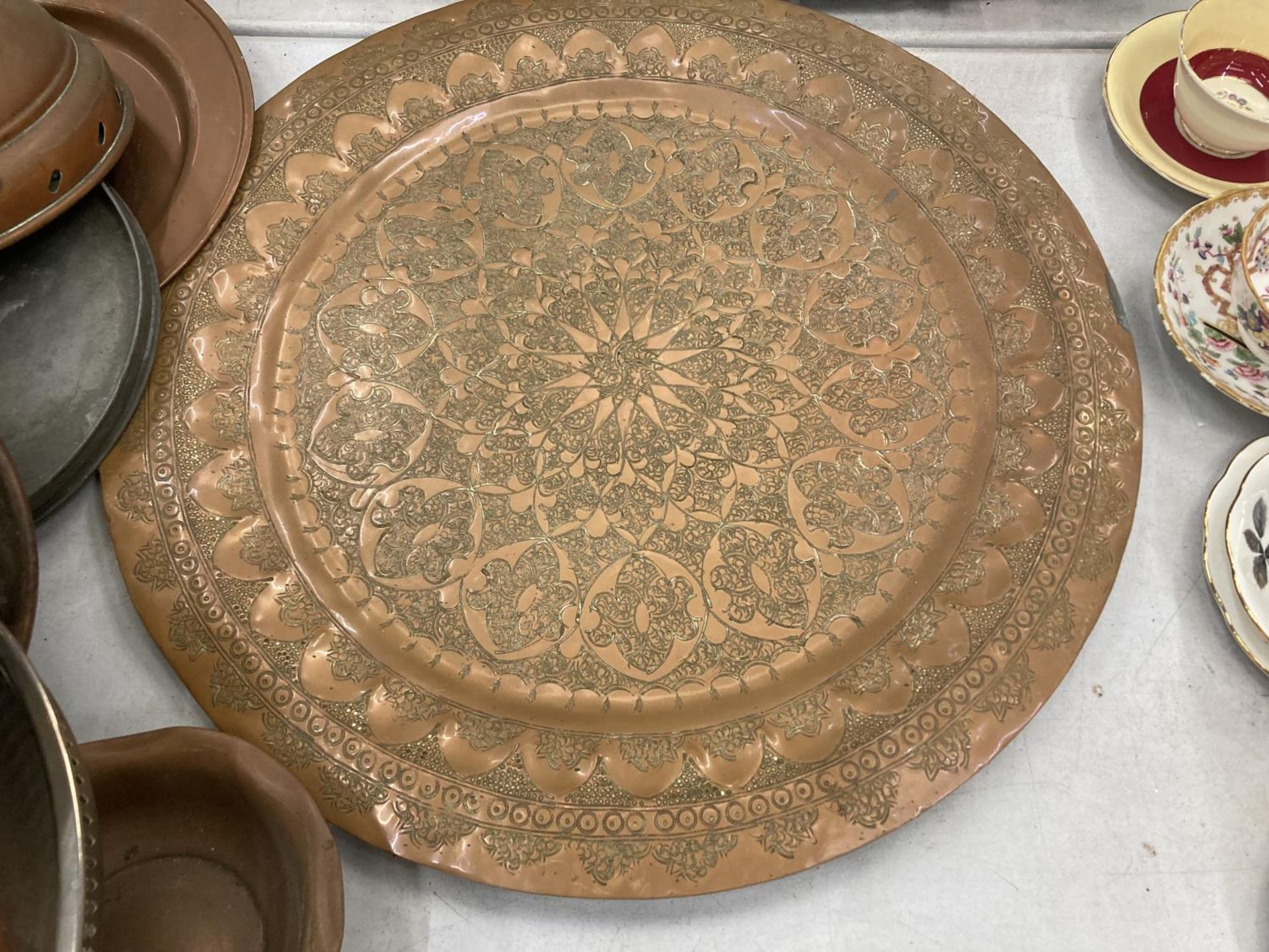 A COLLECTION OF BRASS AND COPPER ITEMS TO INCLUDE TRAYS, BOWLS, PLATES, ETC - Image 4 of 4