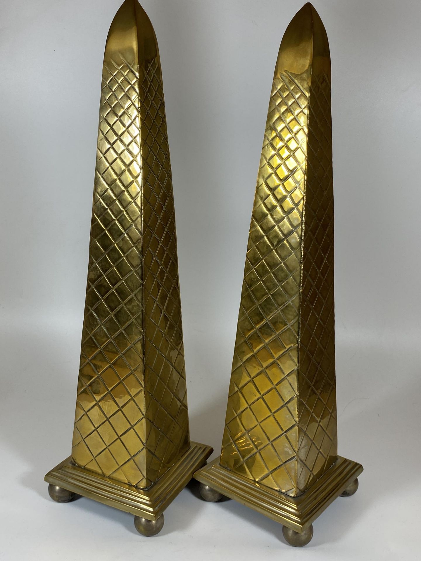 A PAIR OF HEAVY SOLID BRASS TALL OBELISK COLUMNS, HEIGHT 44CM - Image 4 of 6