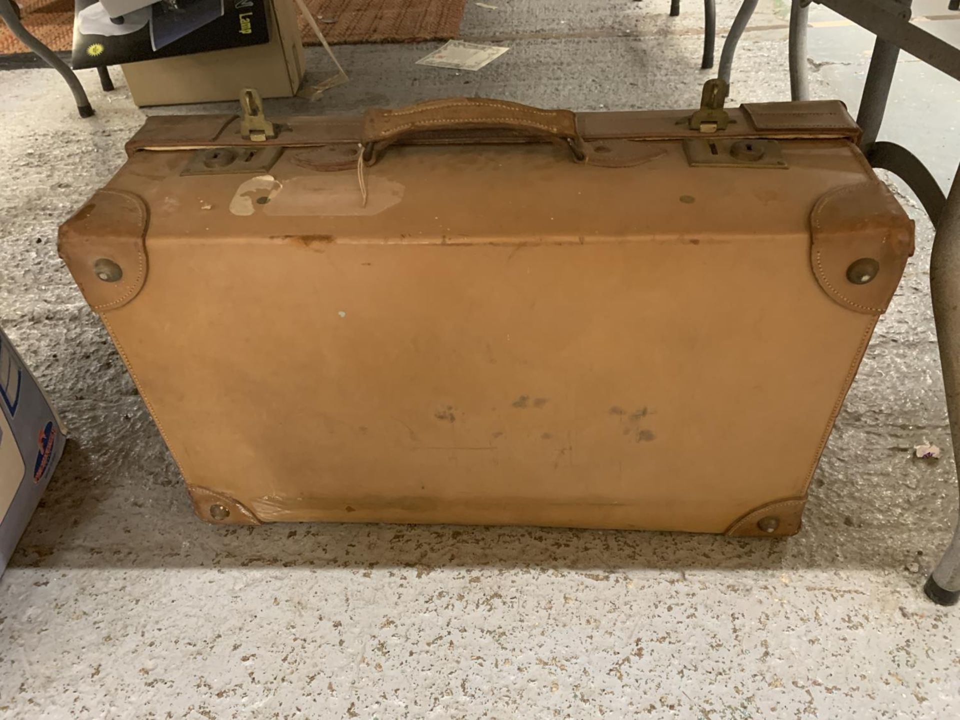 A VINTAGE LEATHER SUITCASE - Image 3 of 3