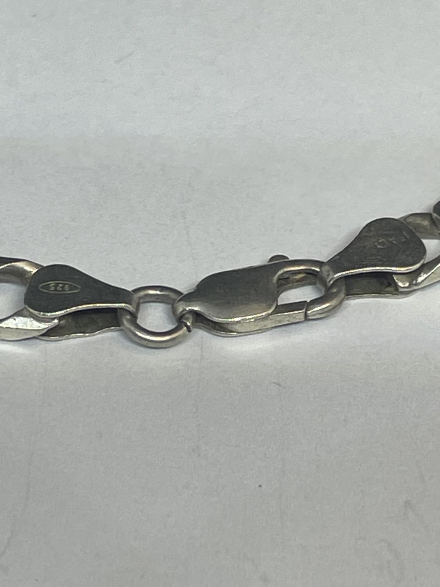 A HEAVY SILVER FLATLINK NECKLACE LENGTH 22" - Image 3 of 3