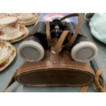 A VINTAGE PAIR OF 8 X 40 BINOCULARS IN HAND STITCHED LEATHER CASE - FIELD 6.5, NO 65562