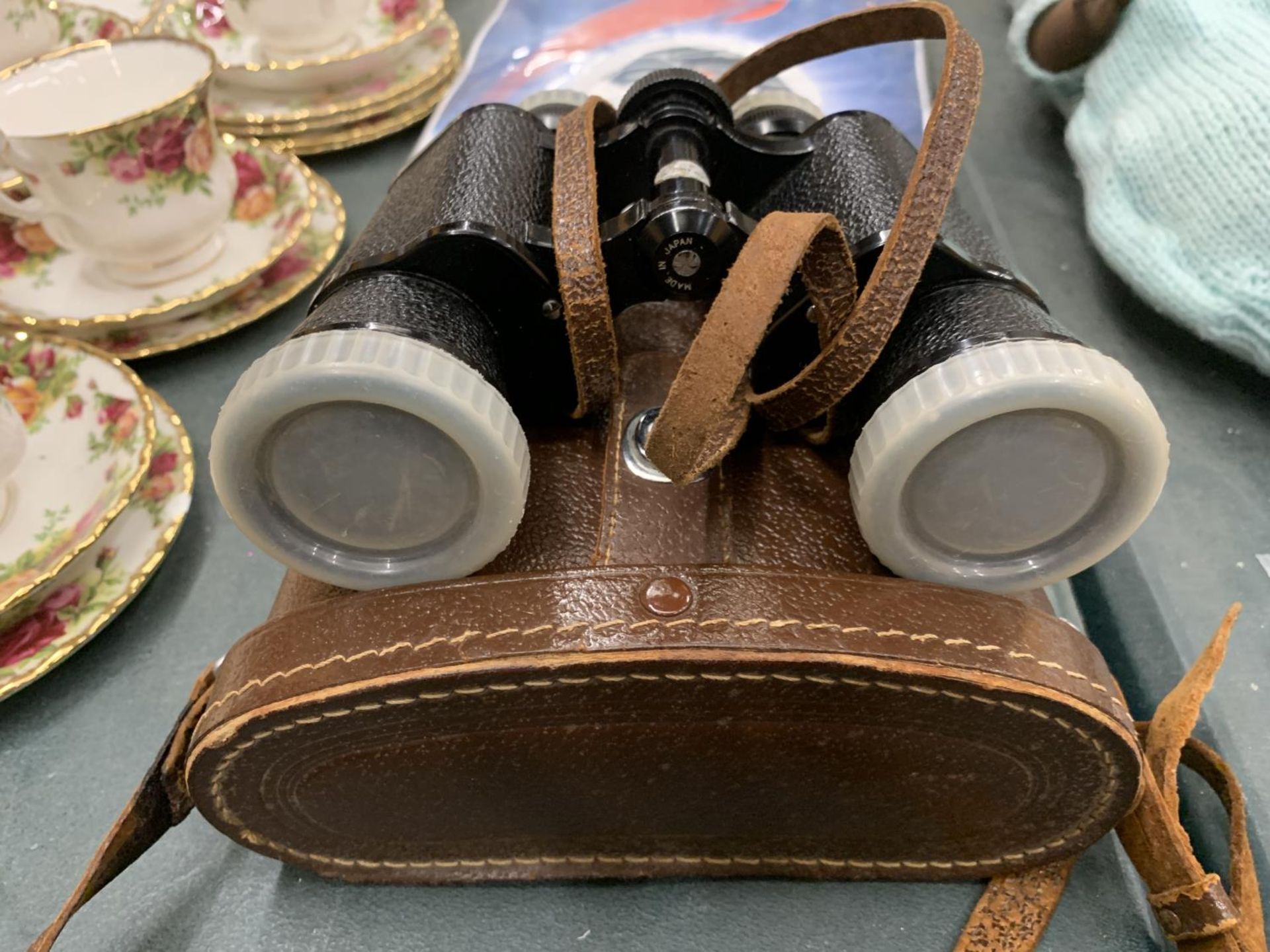 A VINTAGE PAIR OF 8 X 40 BINOCULARS IN HAND STITCHED LEATHER CASE - FIELD 6.5, NO 65562