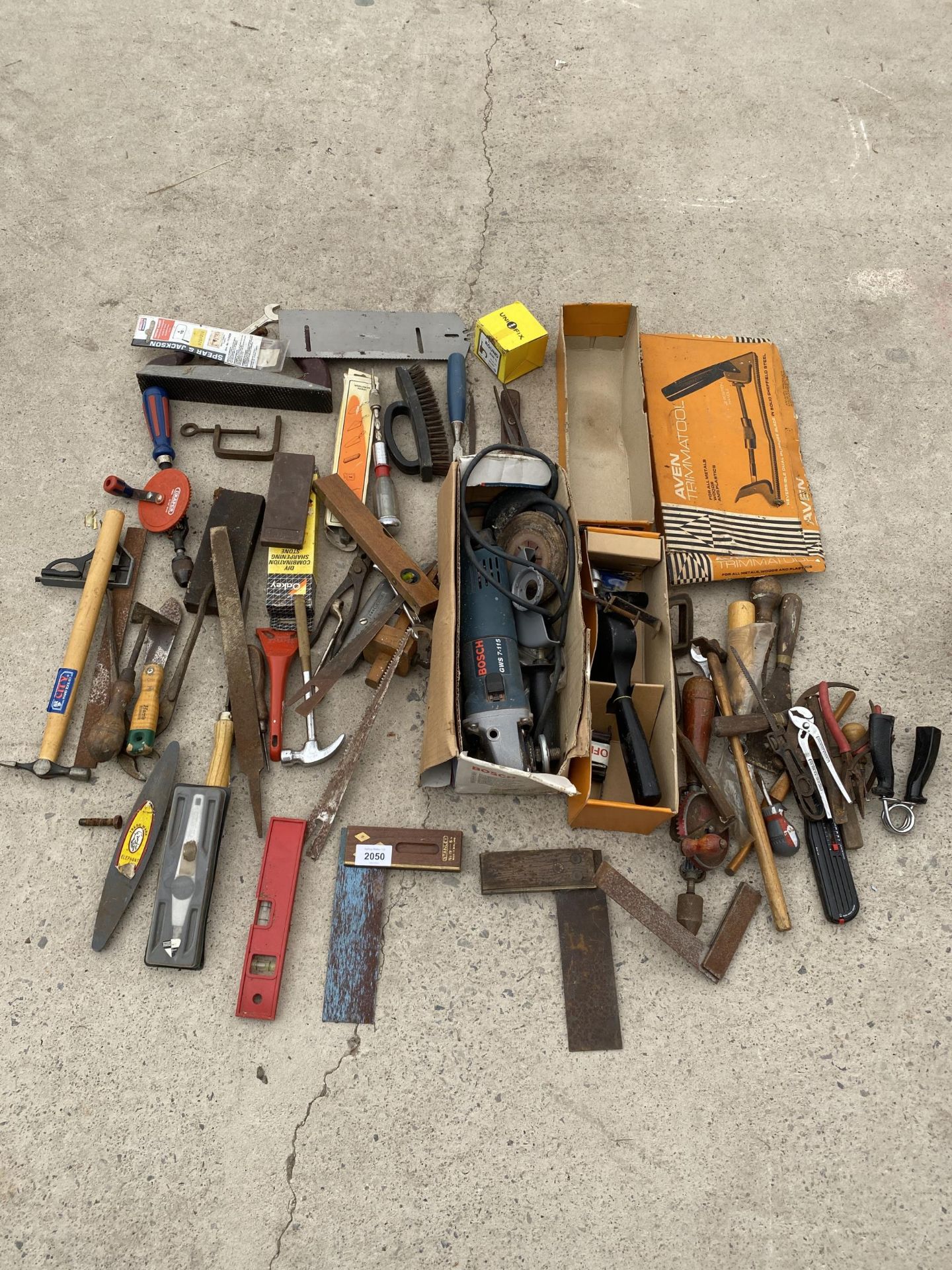 AN ASSORTMENT OF TOOLS TO INCLUDE A BOSCH ANGLE GRINDER, FILES AND SET SQUARES ETC