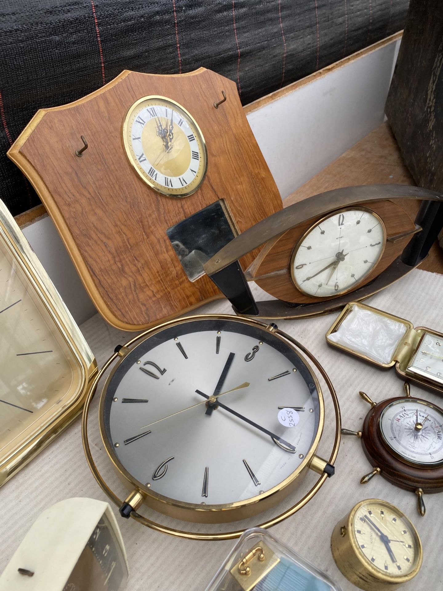 A LARGE ASSORTMENT OF CLOCKS AND WATCHES - Bild 5 aus 5