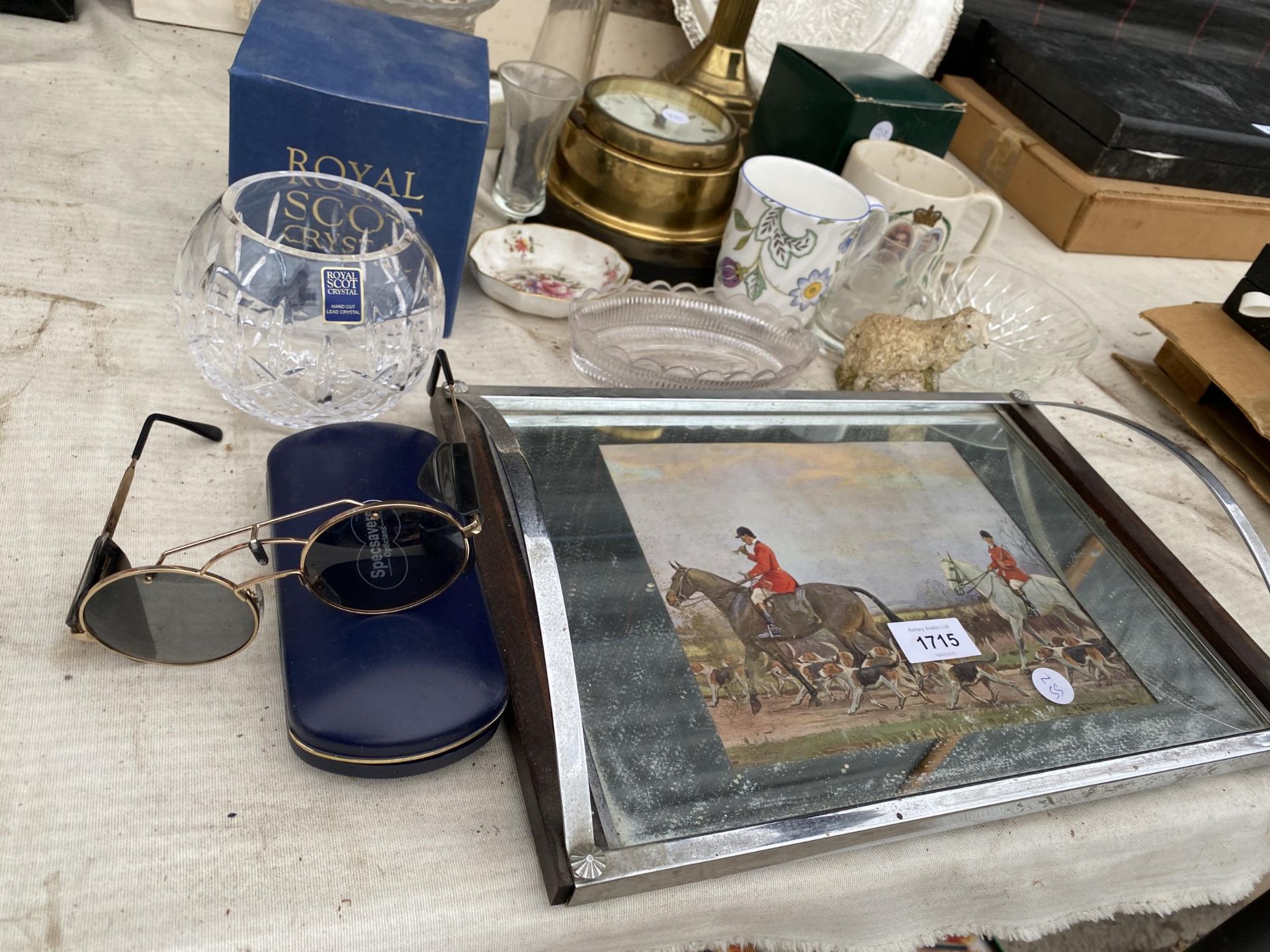 AN ASSORTMENT OF ITEMS TO INCLUDE A CLOCK, TWO BRASS OIL LAMPS AND CRYSTAL CUT GLASS ITEMS ETC - Image 3 of 8