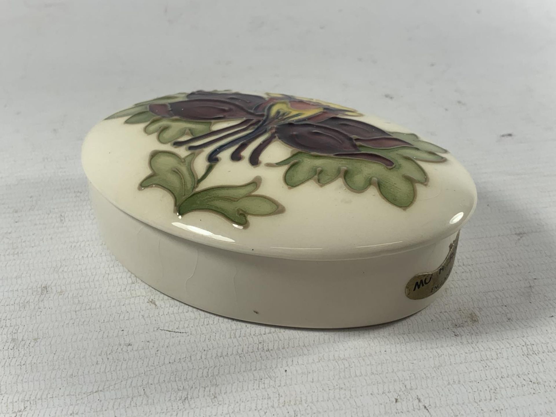 A MOORCROFT COLUMBINE LIDDED DISH - Image 3 of 4