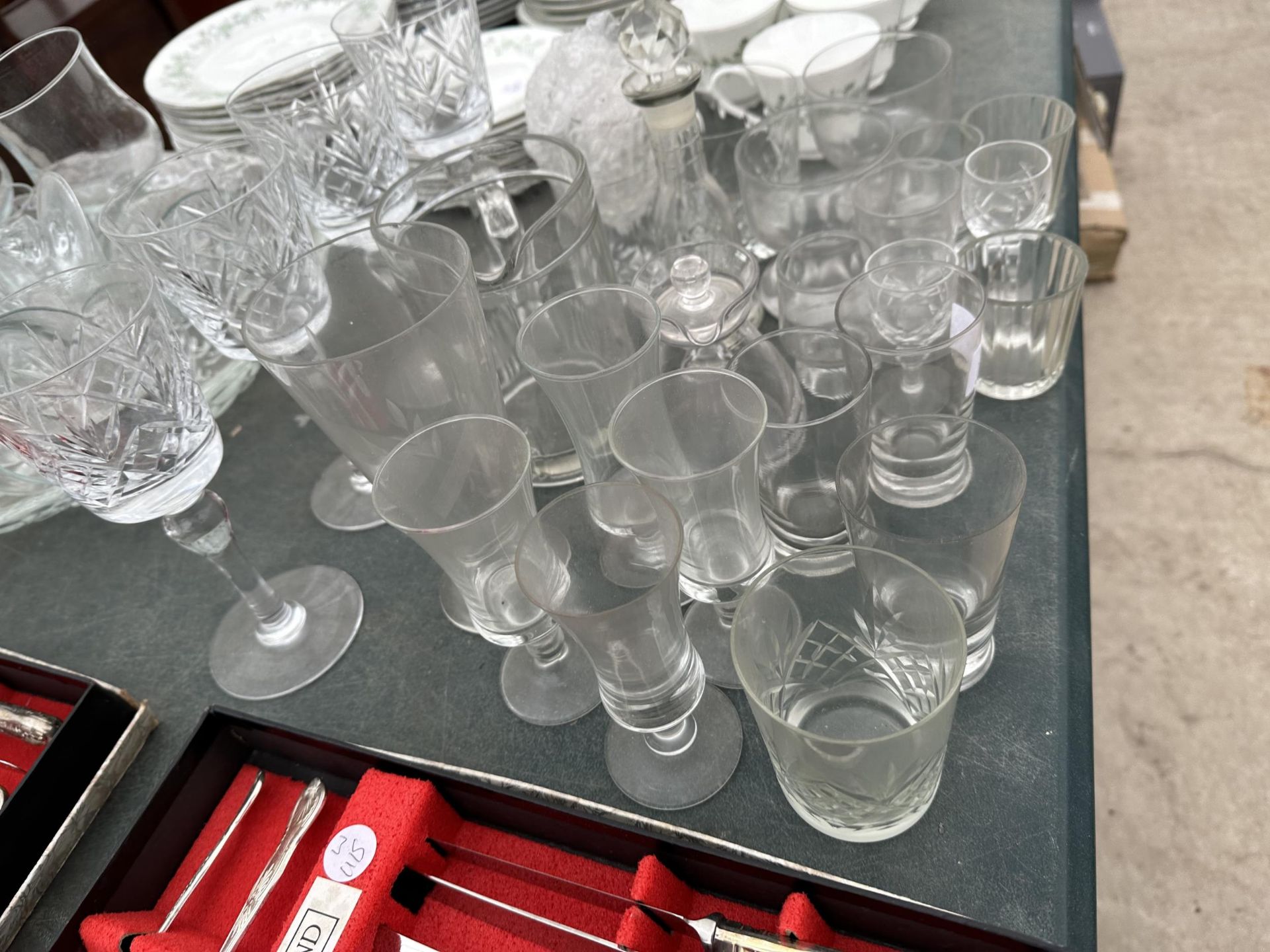 A LARGE QUANTITY OF GLASS WARE TO INCLUDE A BOWL AND WINE GLASSES - Image 3 of 3