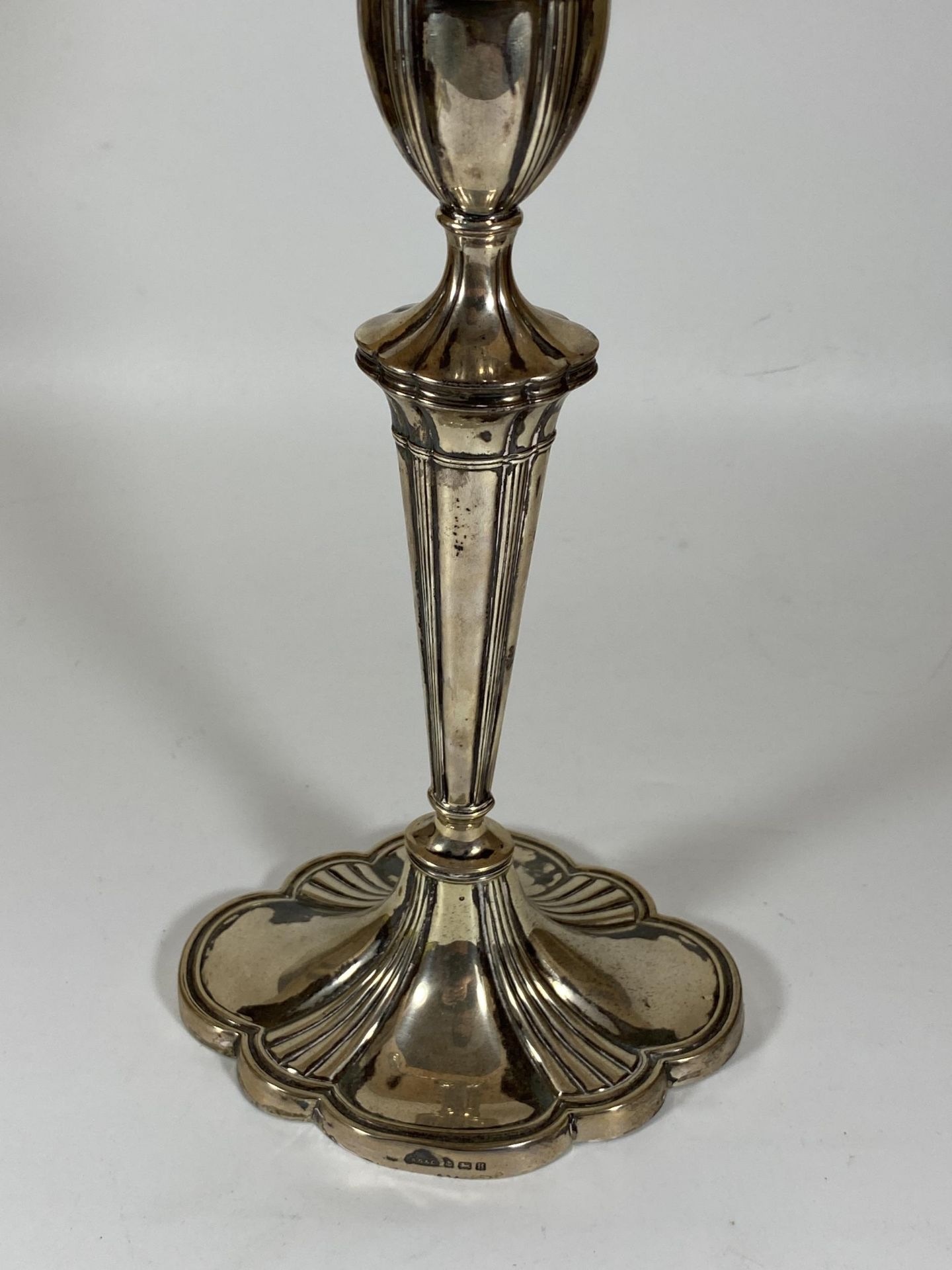 A LARGE GEORGE V SOLID SILVER THREE BRANCH CANDLEABRA, HALLMARKS FOR BIRMINGHAM, 1926, MAKER - Image 5 of 11