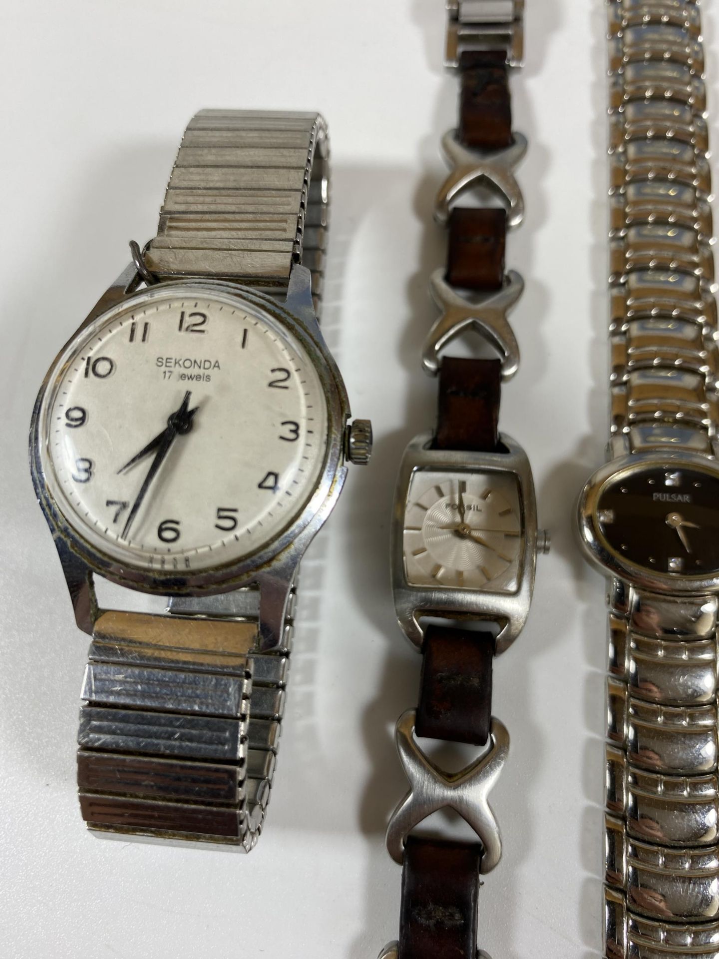 A GROUP OF FOUR VINTAGE WATCHES, PULSAR, SEKONDA, FOSSIL & ACCURIST - Image 3 of 4