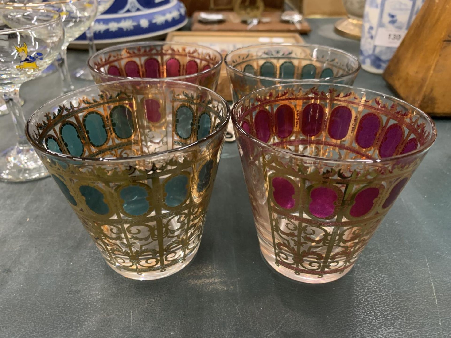 FOUR VINTAGE CULVER GLASSES WITH SCROLL DESIGN, TWO GREEN AND TWO CRANBERRY