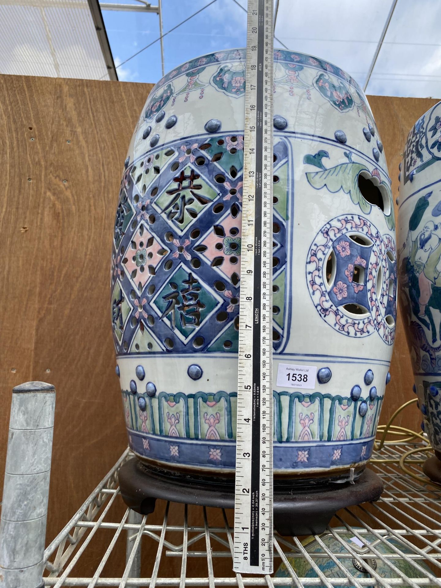 A LARGE ORIENTAL CERAMIC TABLE LAMP WITH WOODEN BASE - Image 4 of 5