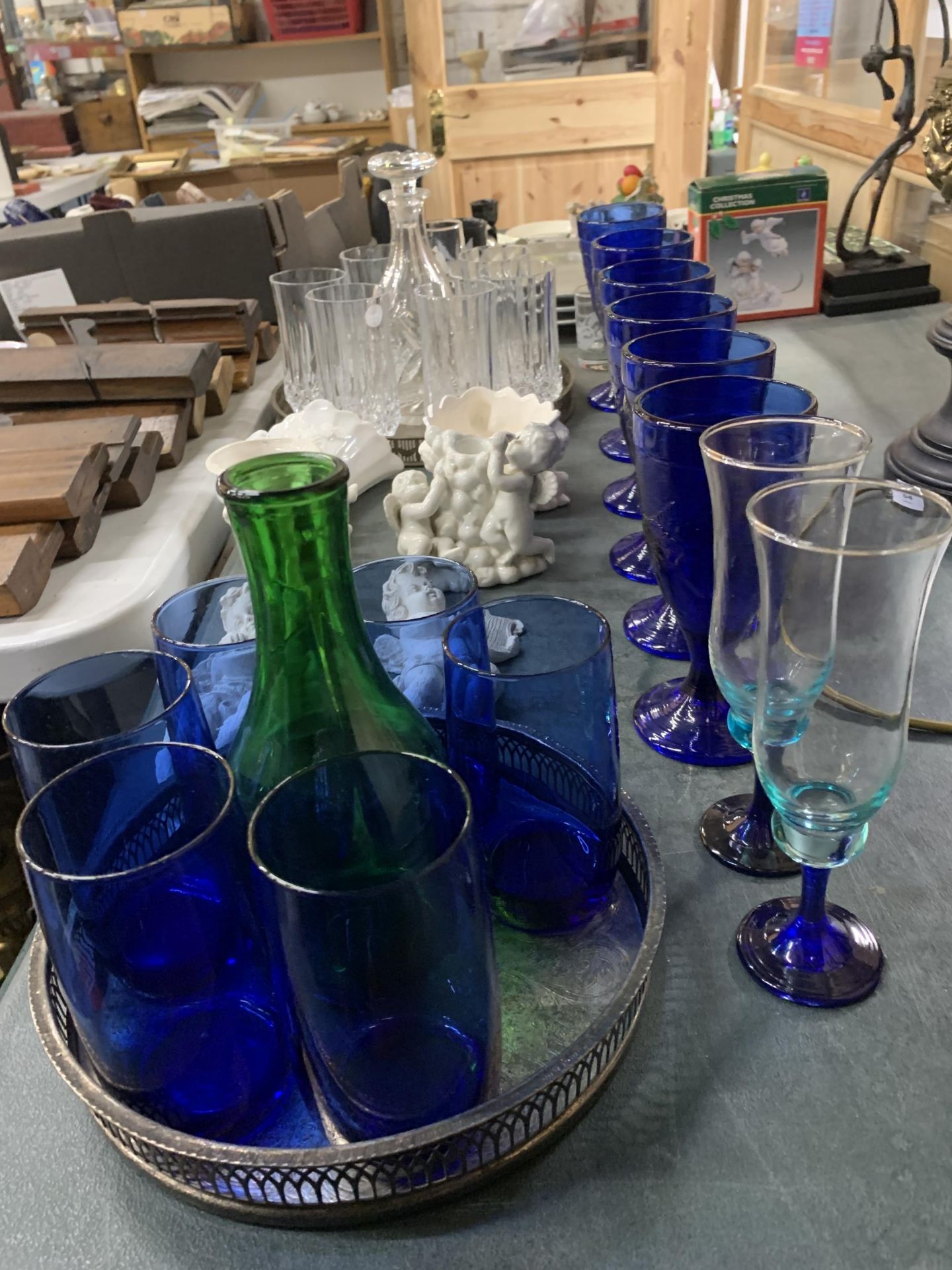 A MIXED LOT TO INCLUDE SILVER PLATED TRAYS, BLUE GLASS GOBLETS, TUMBLERS AND CHAMPAGNE FLUTES, A - Image 2 of 6