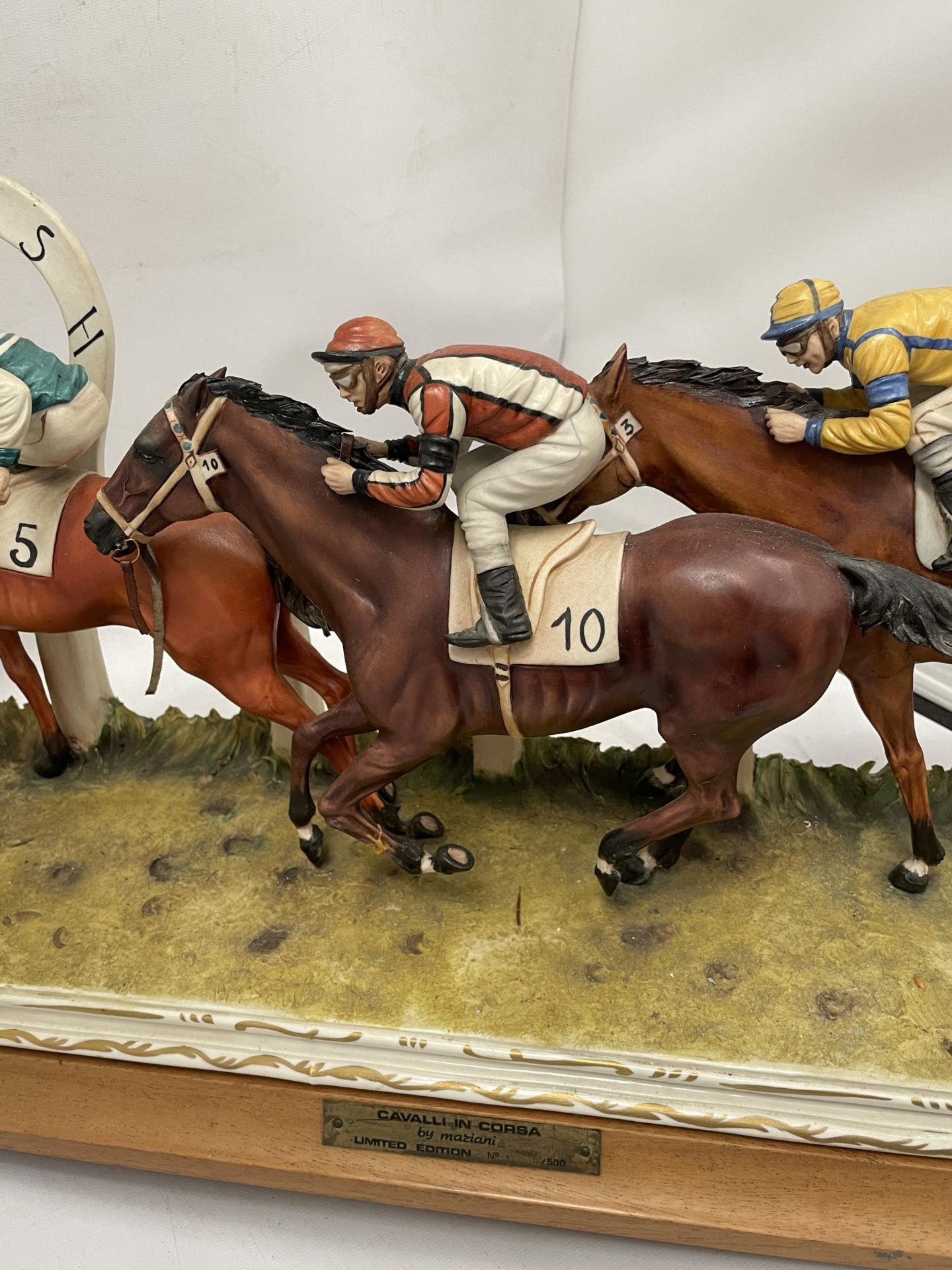 A LARGE LIMITED EDITION CAPODIMONTE CAVALLI IN CORSA HORSE RACING TABLEAU FIGURE BY MAZIANI, - Image 3 of 7