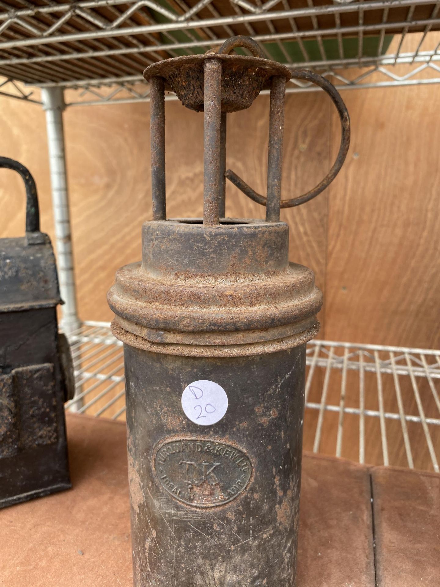 A VINTAGE TARQUAN AND KEW MINERS LAMP AND A VINTAGE RAILWAY SIGNAL LAMP - Image 6 of 7