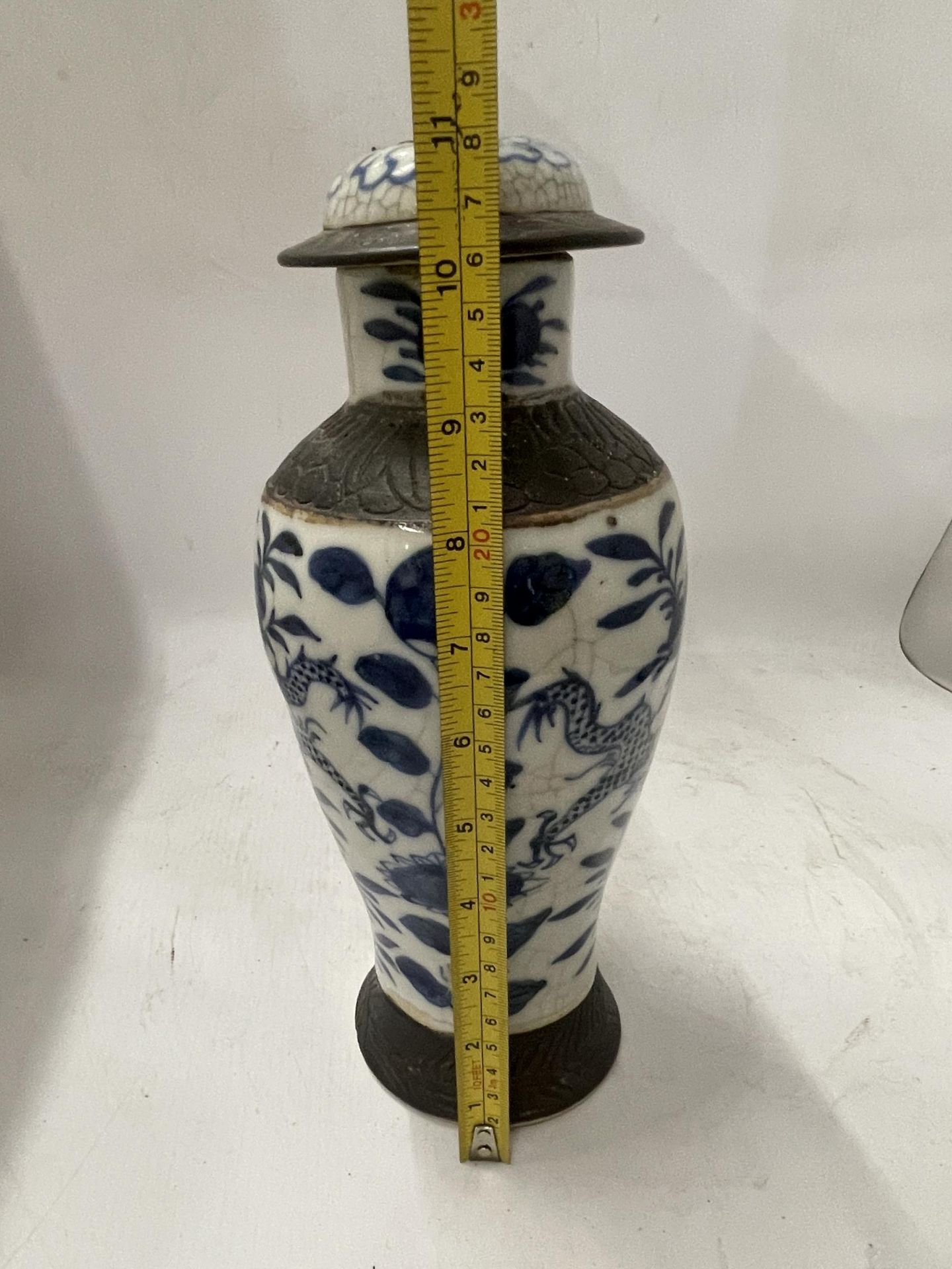 A LATE 19TH CENTURY CHINESE BLUE AND WHITE CRACKLE GLAZE TEMPLE JAR, LID A/F, HEIGHT 28CM - Image 6 of 6