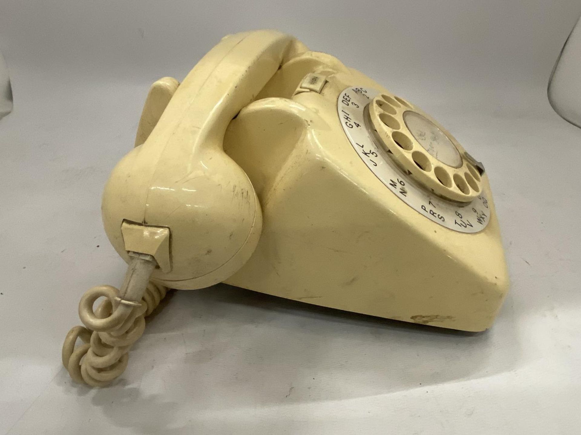 A VINTAGE CREAM ROTARY DIAL TELEPHONE - Bild 2 aus 3