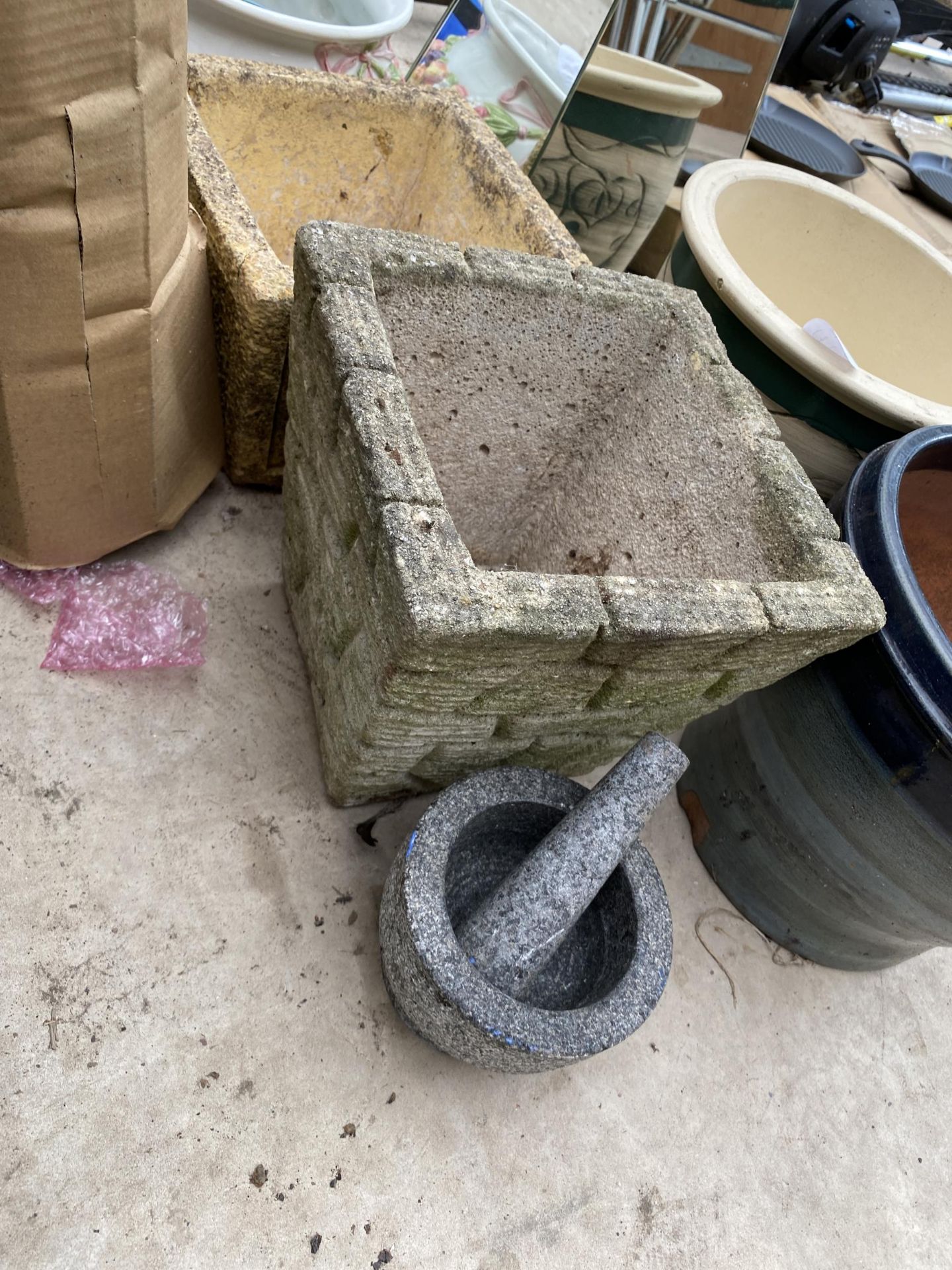 AN ASSORTMENT OF GARDEN POTS AND A MIRRORED PLANT STAND - Image 4 of 4